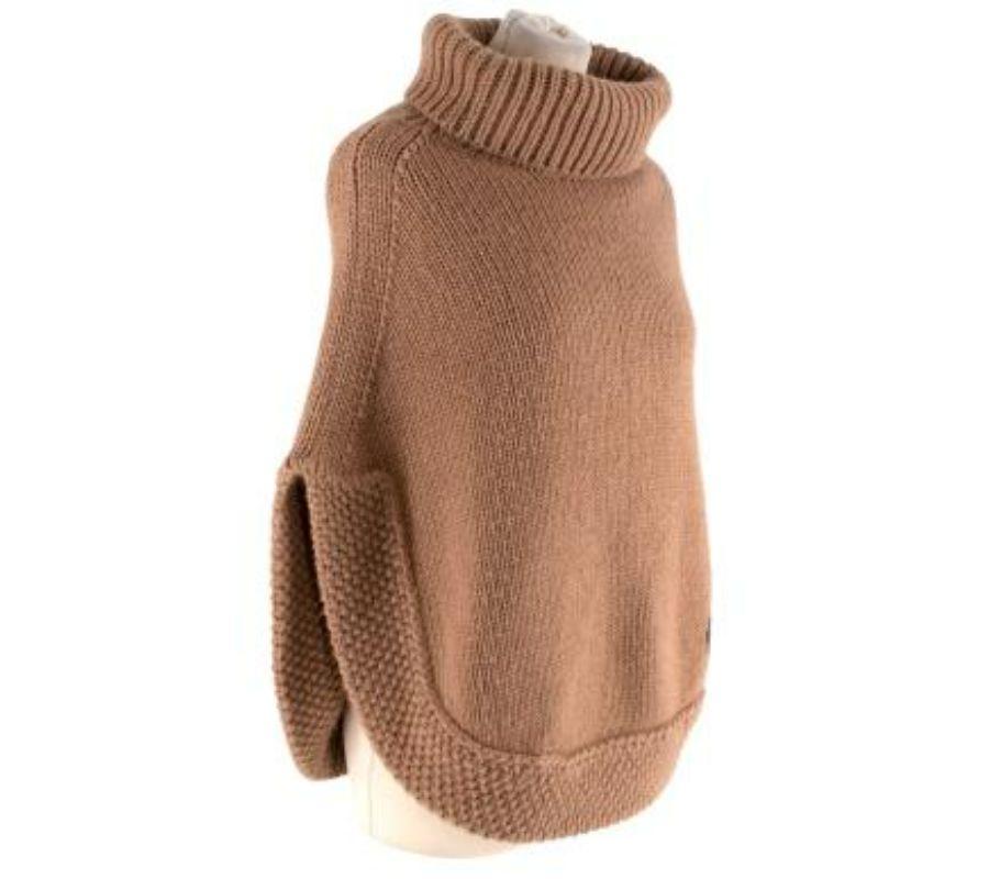 Gucci Kamelfarbener Wollponcho mit gestricktem Rollkragen
 
 - Warmer, weicher Griff Kamelhaarwolle
 - Mittelschweres Gestrick, mit geflochtenen Kanten
 - GG Monogramm in Leder am Saum
 - Tief gerippter Rollkragen
 
 
 MATERIALIEN:
 100% Kamel 
 
