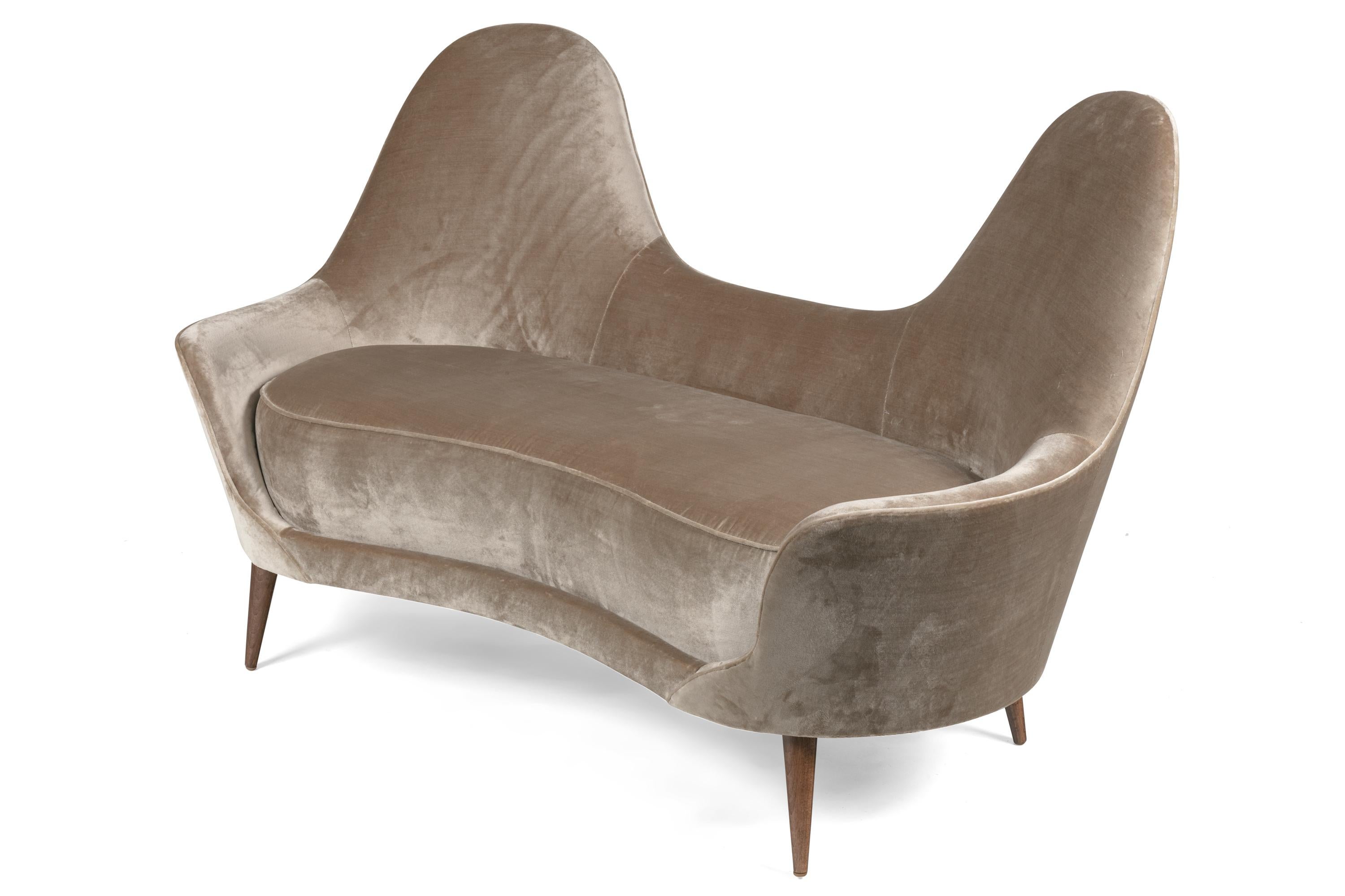 Un diseño marcadamente italiano, seductor y cómodo a la vez.  Se trata de un pedido personalizado con 12 m COM y el acabado de madera que elijas.