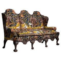 Camelback-Sofa aus besticktem Leinen von Pierre Frey, England um 1900