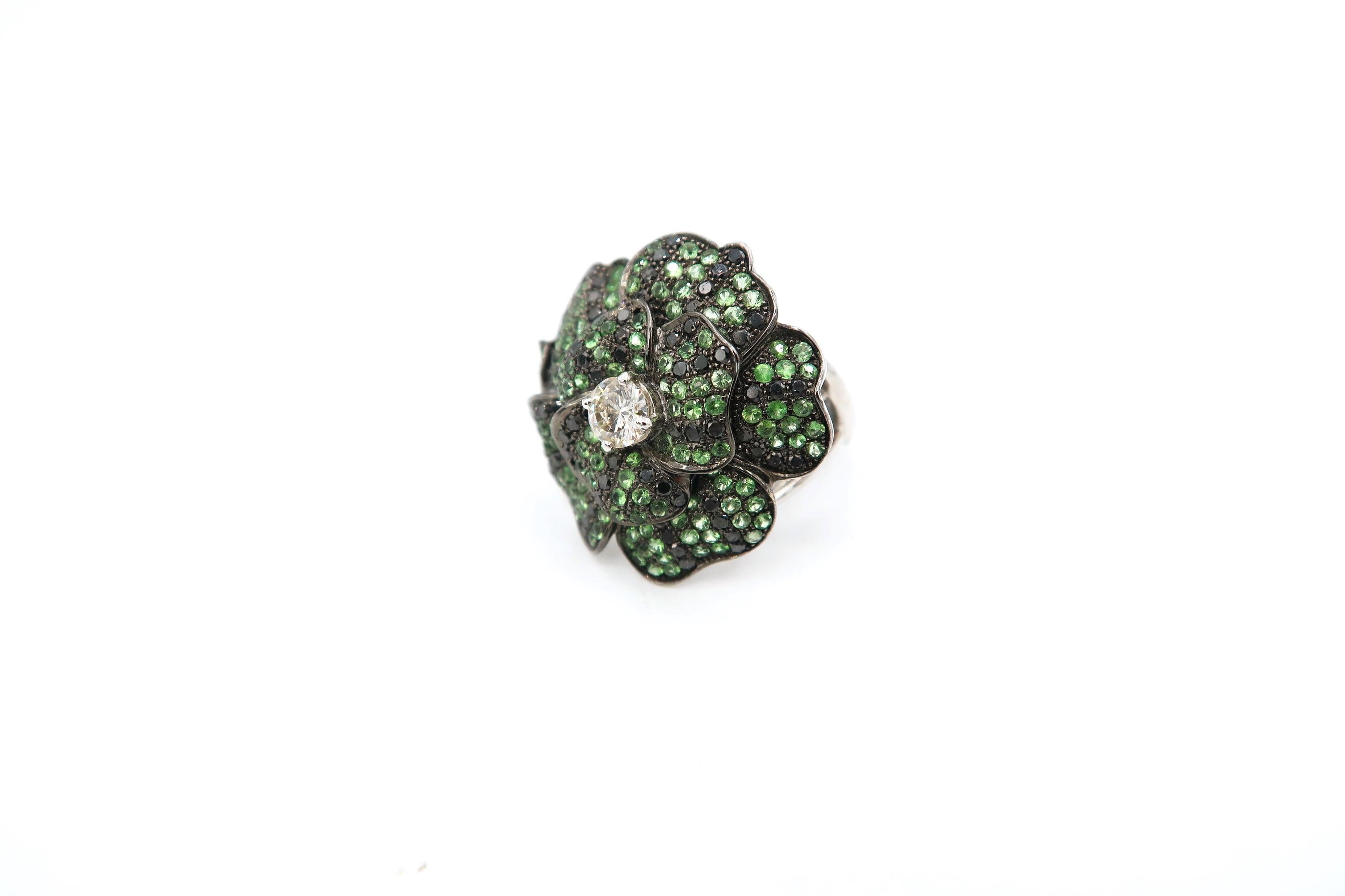 Women's Camellia Pavé Tsavorite & Black Diamond with Centre Diamond 18k White Gold Ring For Sale