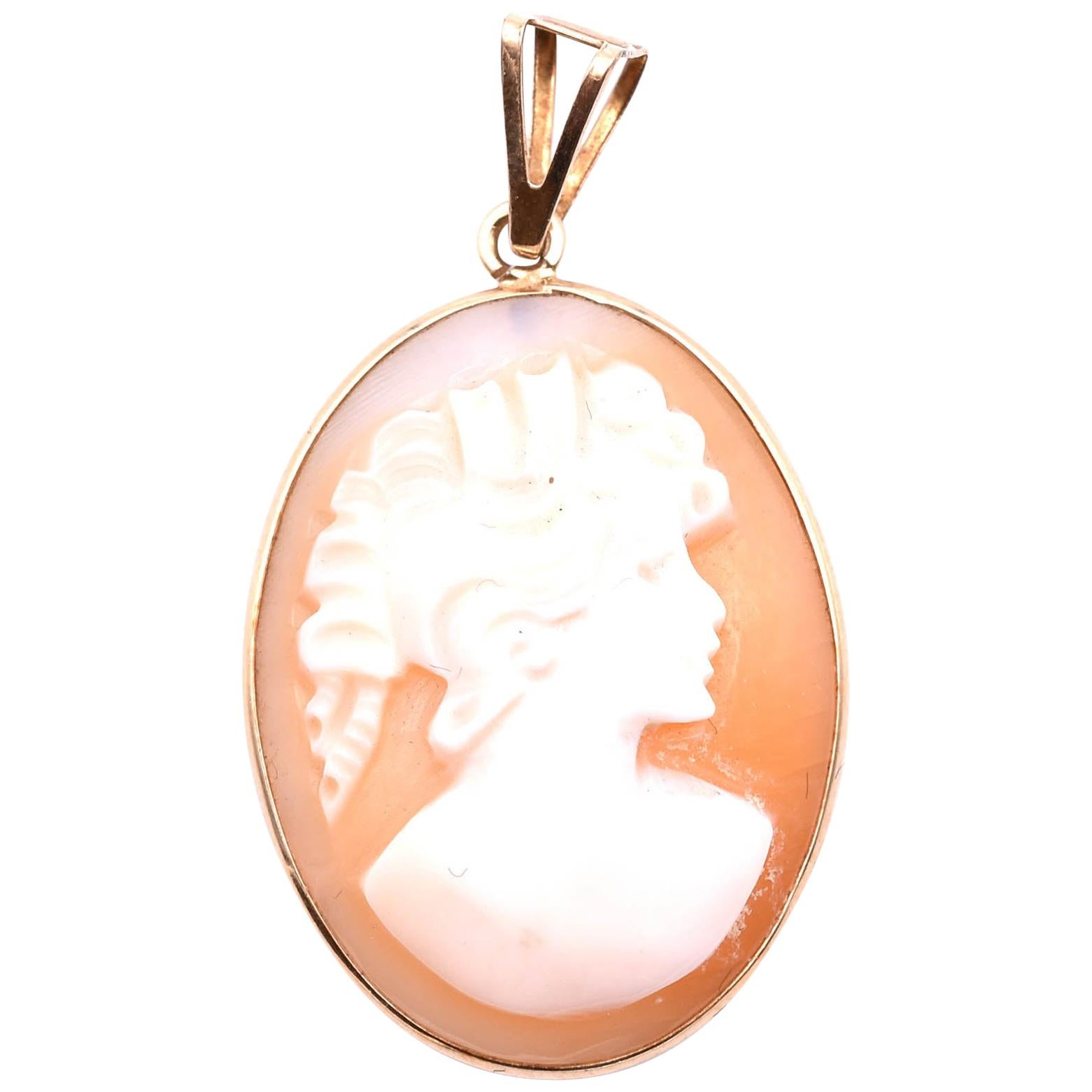 Cameo 14 Karat Yellow Gold Pendant  For Sale