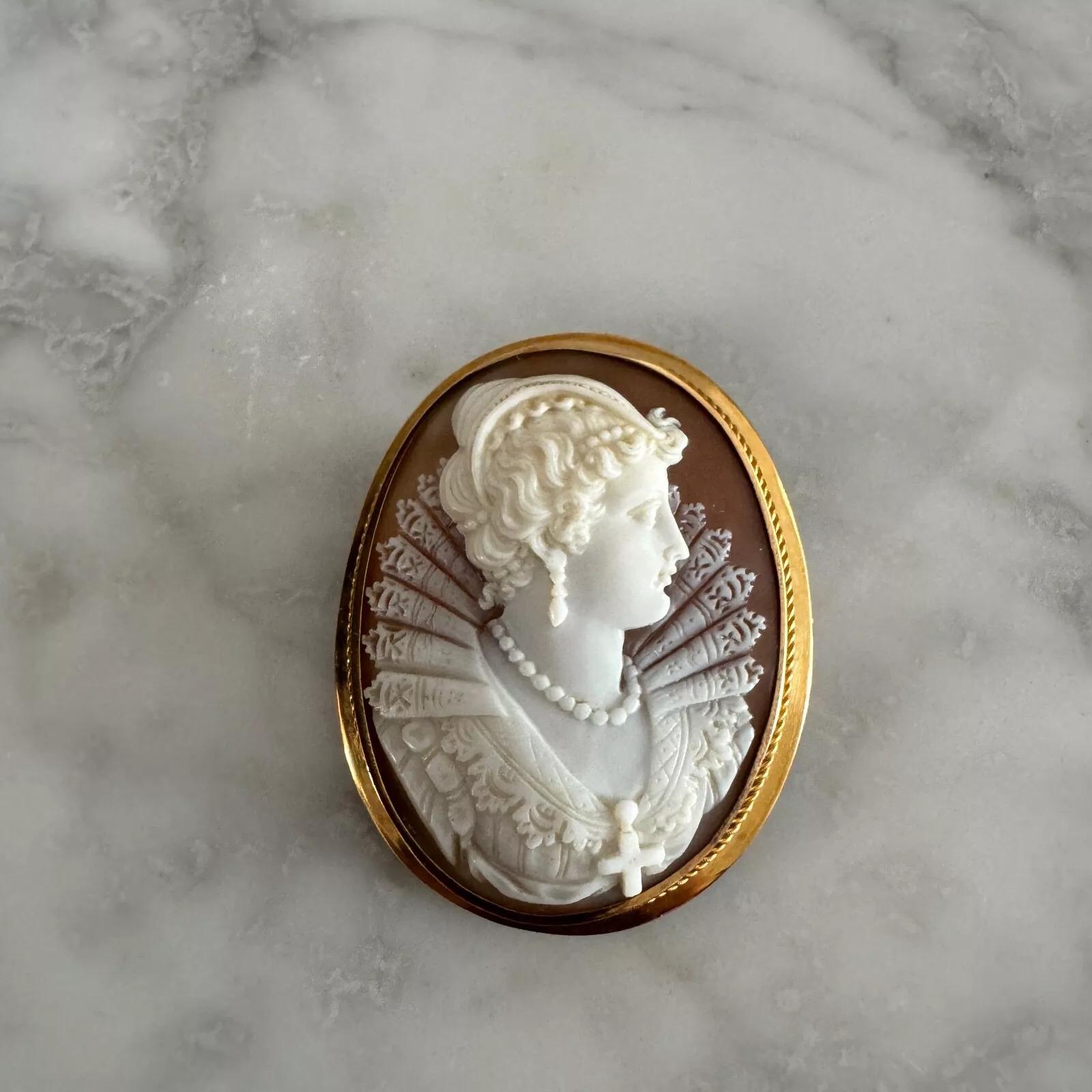 19th century cameo, profile of a woman, gold frame 

This cameo was finely executed, with great precision, it is beautifully made. It has a gold setting with an eagle's head hallmark.

It is in superb general condition, we note small scratches on
