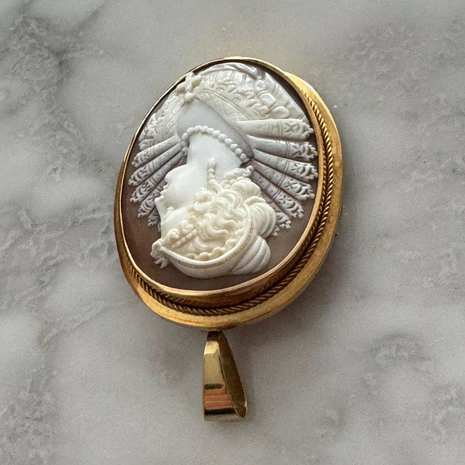 Cameo 19th century profile of a woman in gold frame In Good Condition For Sale In NANTES, FR