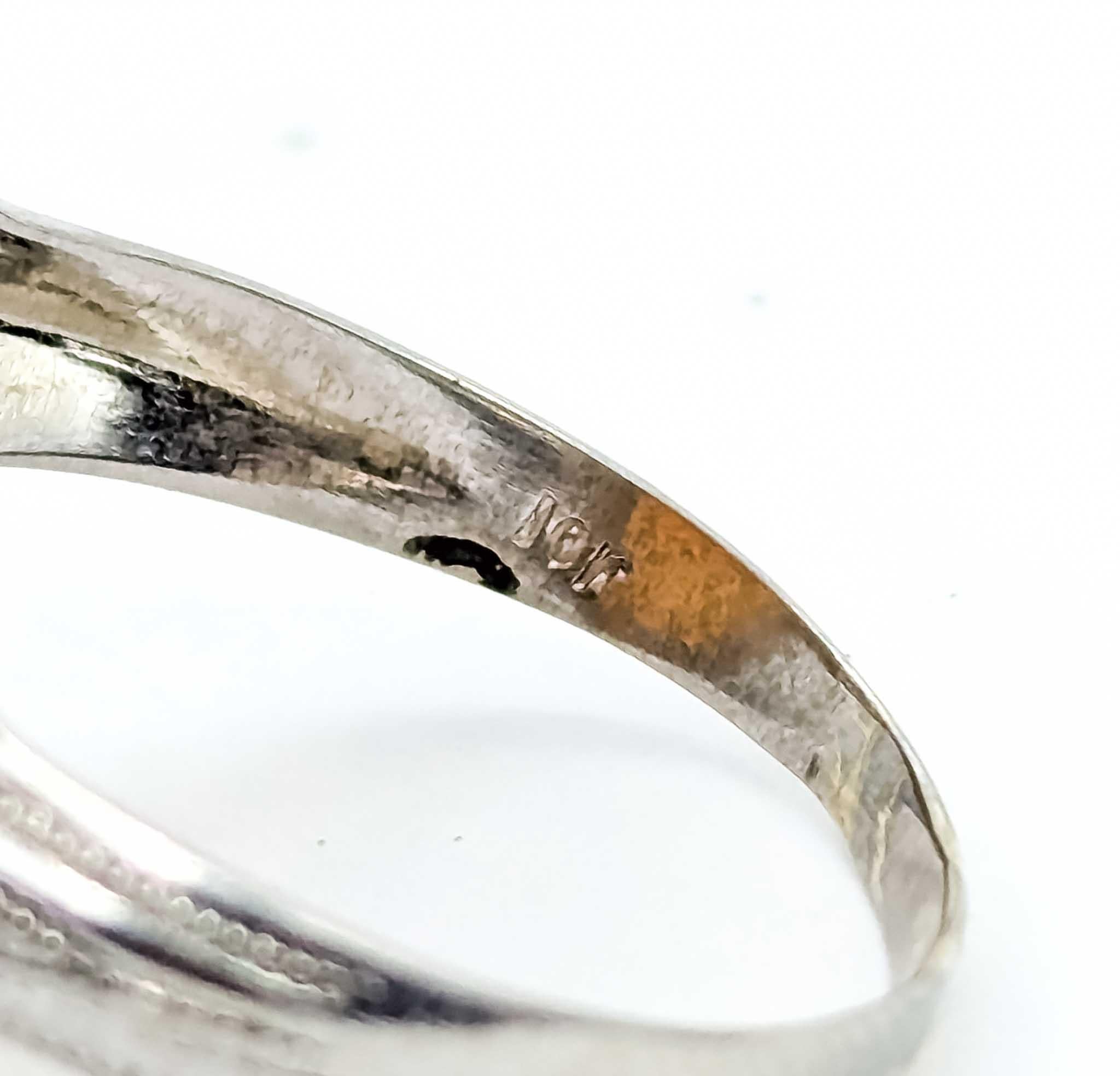 Anillo Art Decó de oro blanco de 10k con camafeo y diamantes en venta 1
