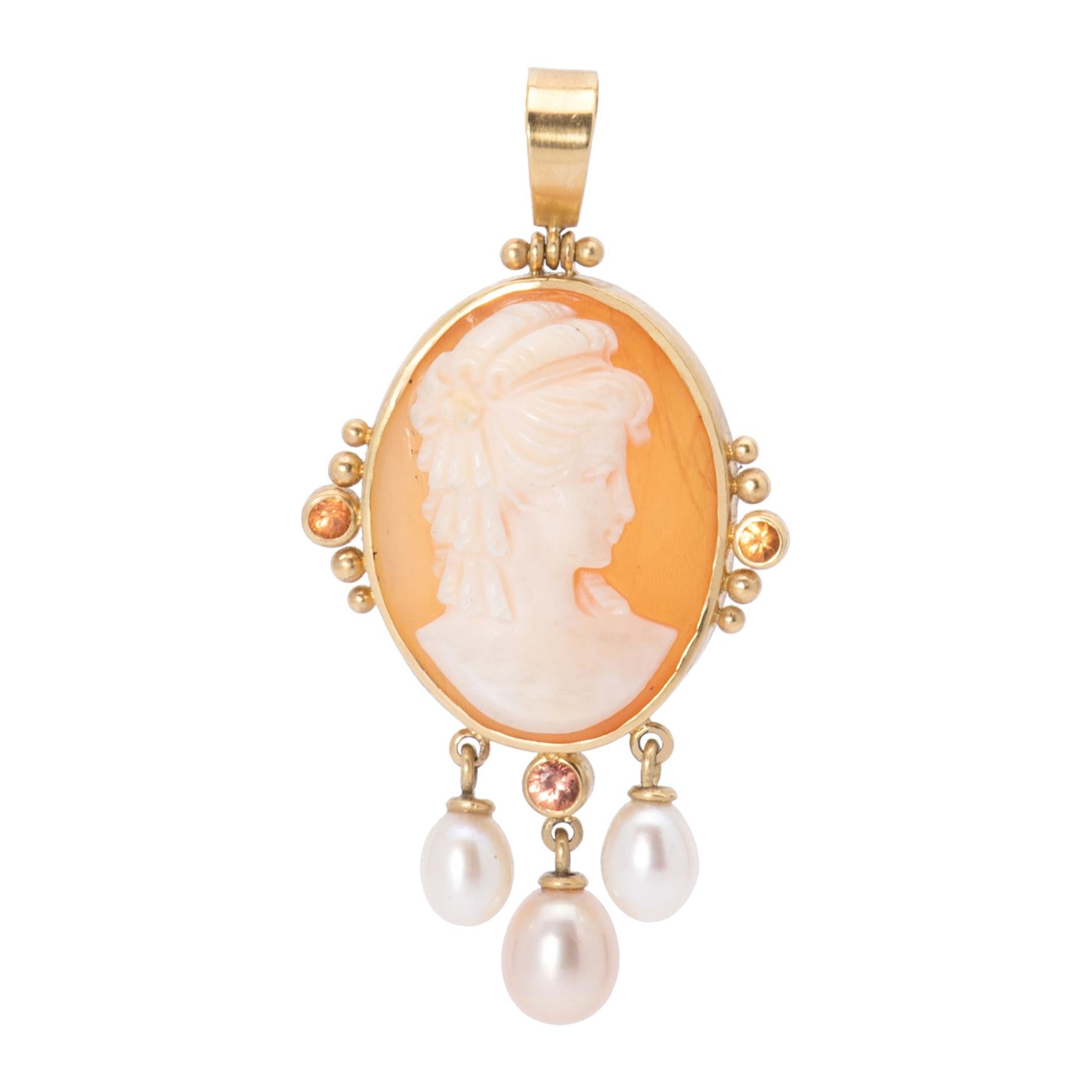 Cameo and Pearl Pendant in 18 Karat Gold For Sale