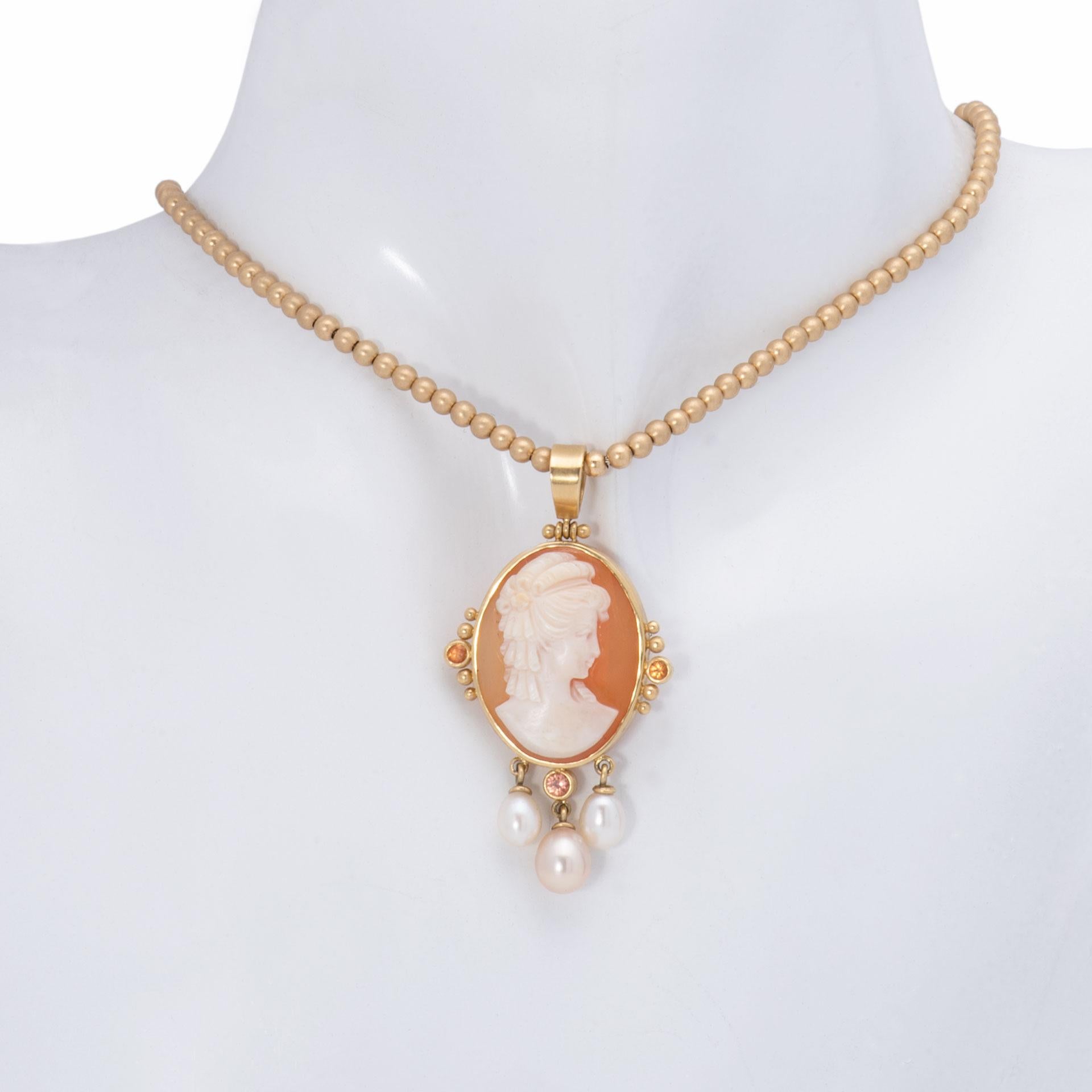 Contemporary Cameo and Pearl Pendant in 18 Karat Gold For Sale