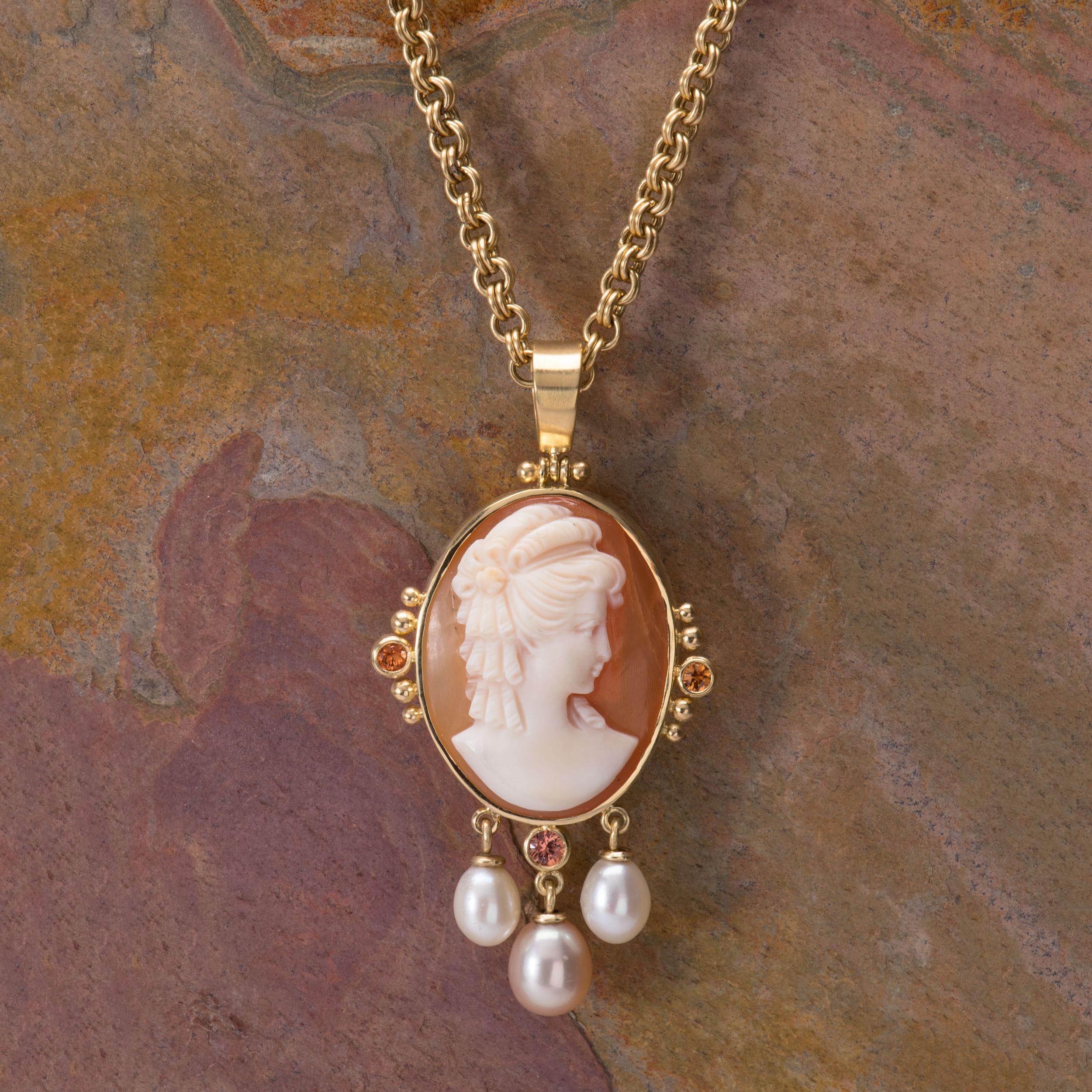 Women's Cameo and Pearl Pendant in 18 Karat Gold For Sale