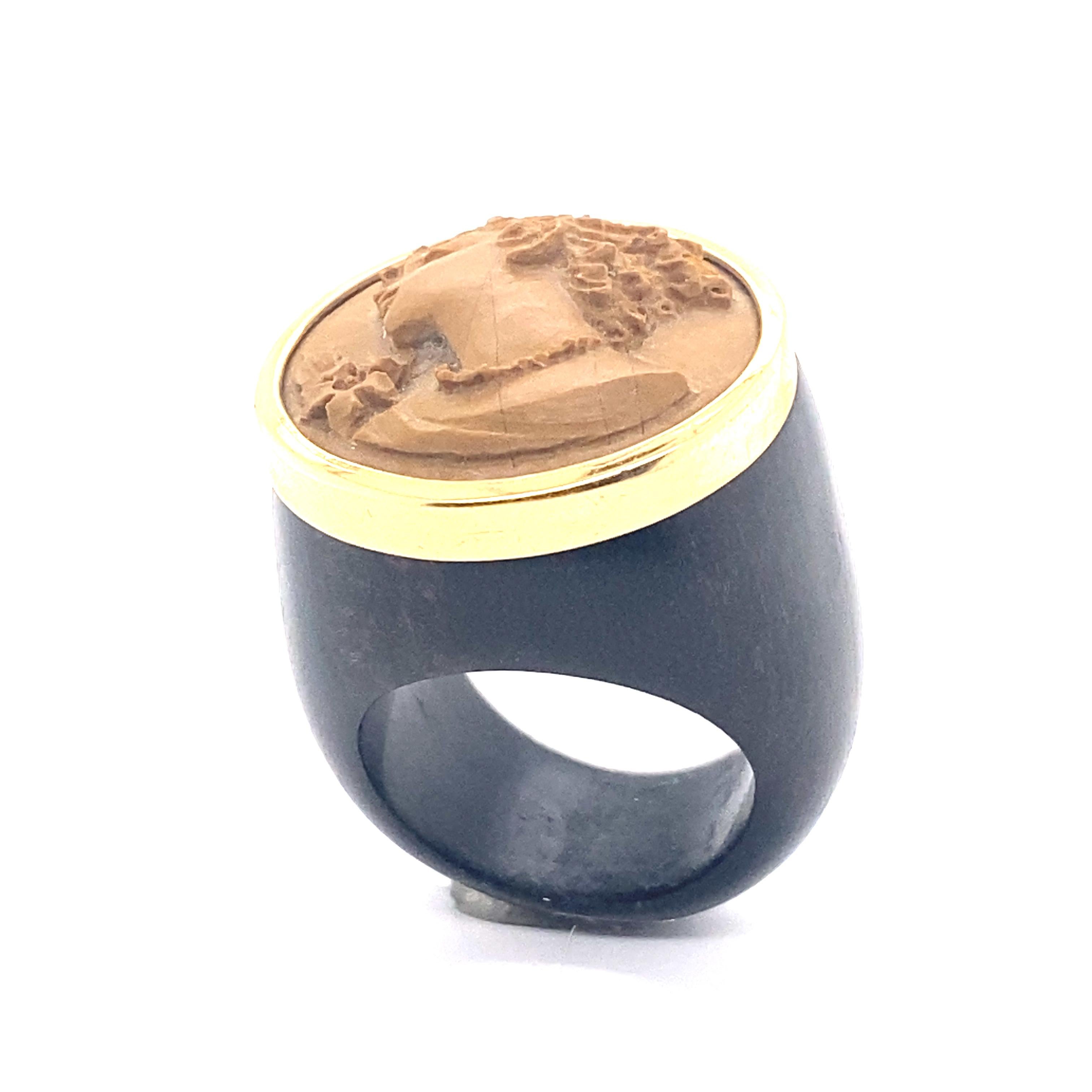 Exceptional Yellow Gold Wood and Cameo Ring.
Yellow Gold 18 Carat
Wood
Cameo 
