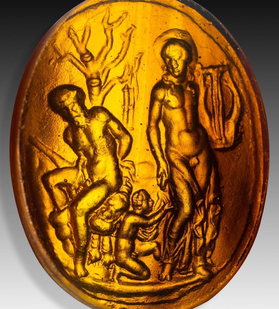  Cameo, Apollo et Marsyas. Le verre. Peut-être, Italie, 19e siècle. 
Camée ou intaille représentant le satyre Marsyas ligoté, Apollo debout et tenant la lyre, et Apollo agenouillé. Comparez cette pièce avec celle connue sous le nom de Sceau de Nero,