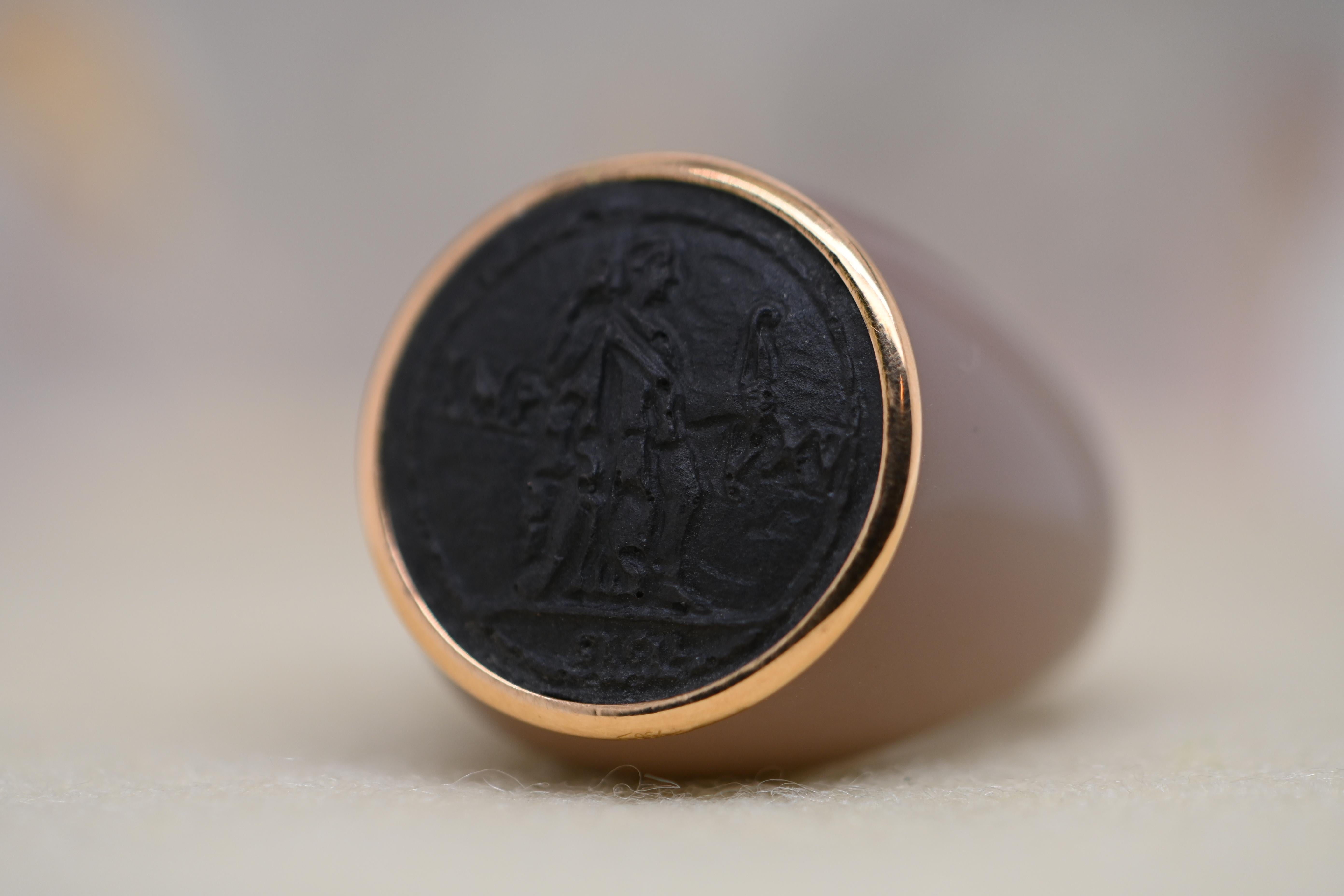 This remarkable ring features a light brown color that evokes both warmth and elegance, while adding a touch of mystery to its allure. Its bakelite cameo forms the central element of this work of art, and is delicately framed by 18K gold, a precious