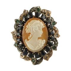 Bague rétro camée en or 9 carats, saphirs bleus, émeraudes, diamants