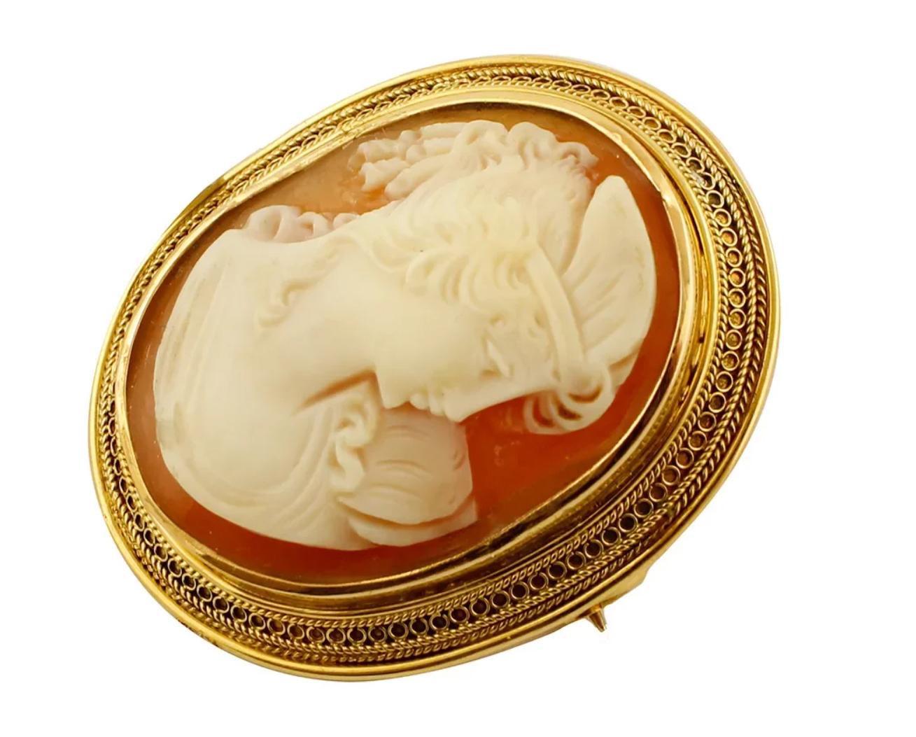 Authentic 19° century Brooch in 18k yellow gold structure with a central cameo finely carved with lady motif.
This cameo was totally handmade by Italian master goldsmiths
Cameo 3.90 gr -30mm
Total Weight 8.7 g
Brooch dimension 3.8 x 3.1 cm
RF +