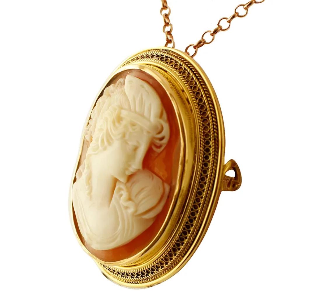 Cameo Brooch, 18 Karat Yellow Gold For Sale 1