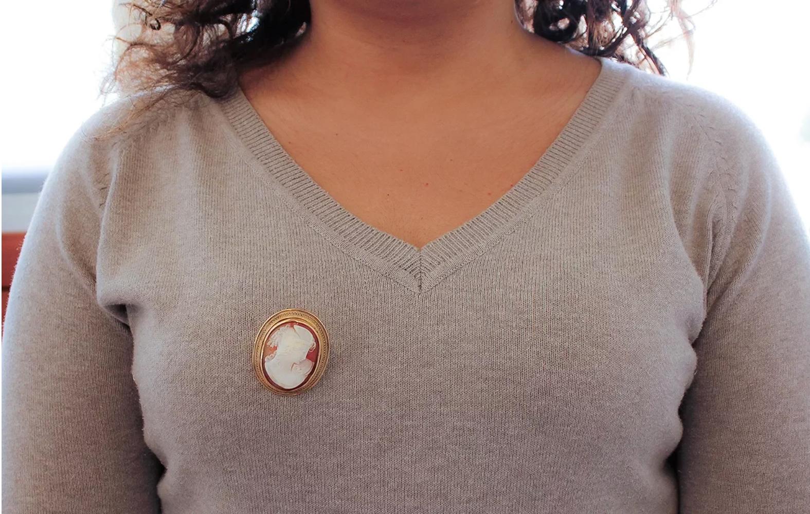 Cameo Brooch, 18 Karat Yellow Gold For Sale 2