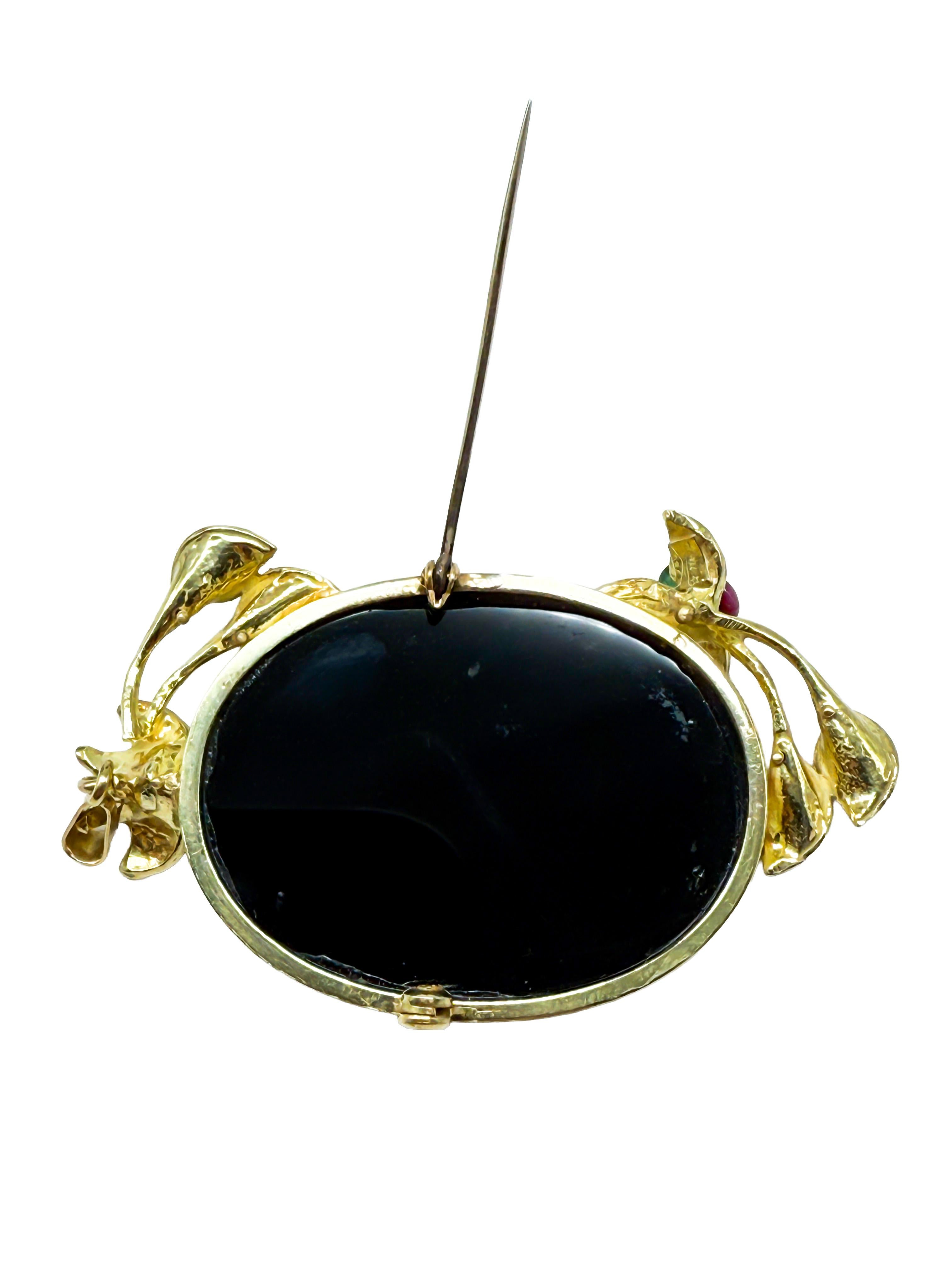 Diese prächtige antike Brosche aus 18 Karat Gelbgold ist ein beeindruckendes Beispiel für klassische Handwerkskunst und die Verwendung kostbarer Materialien. Die filigrane Brosche besticht durch ihre runde Form und die harmonische Komposition