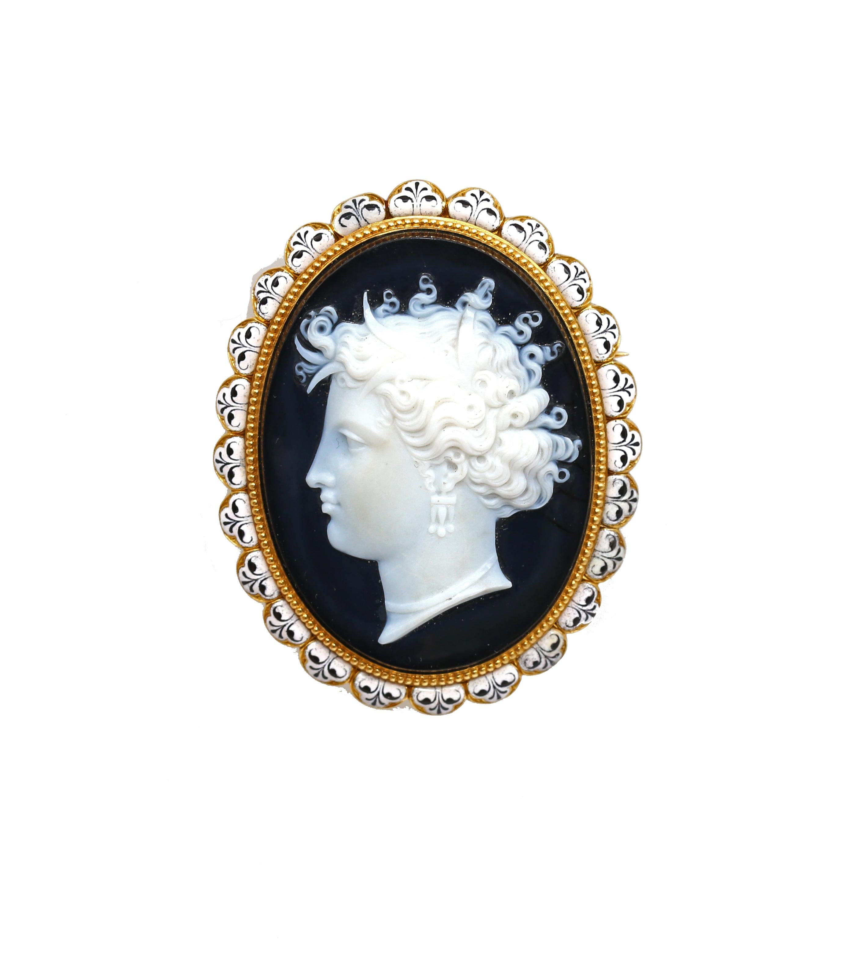 Women's or Men's Cameo Brooch Yellow Gold Arethusa Original Box, 1910 For Sale