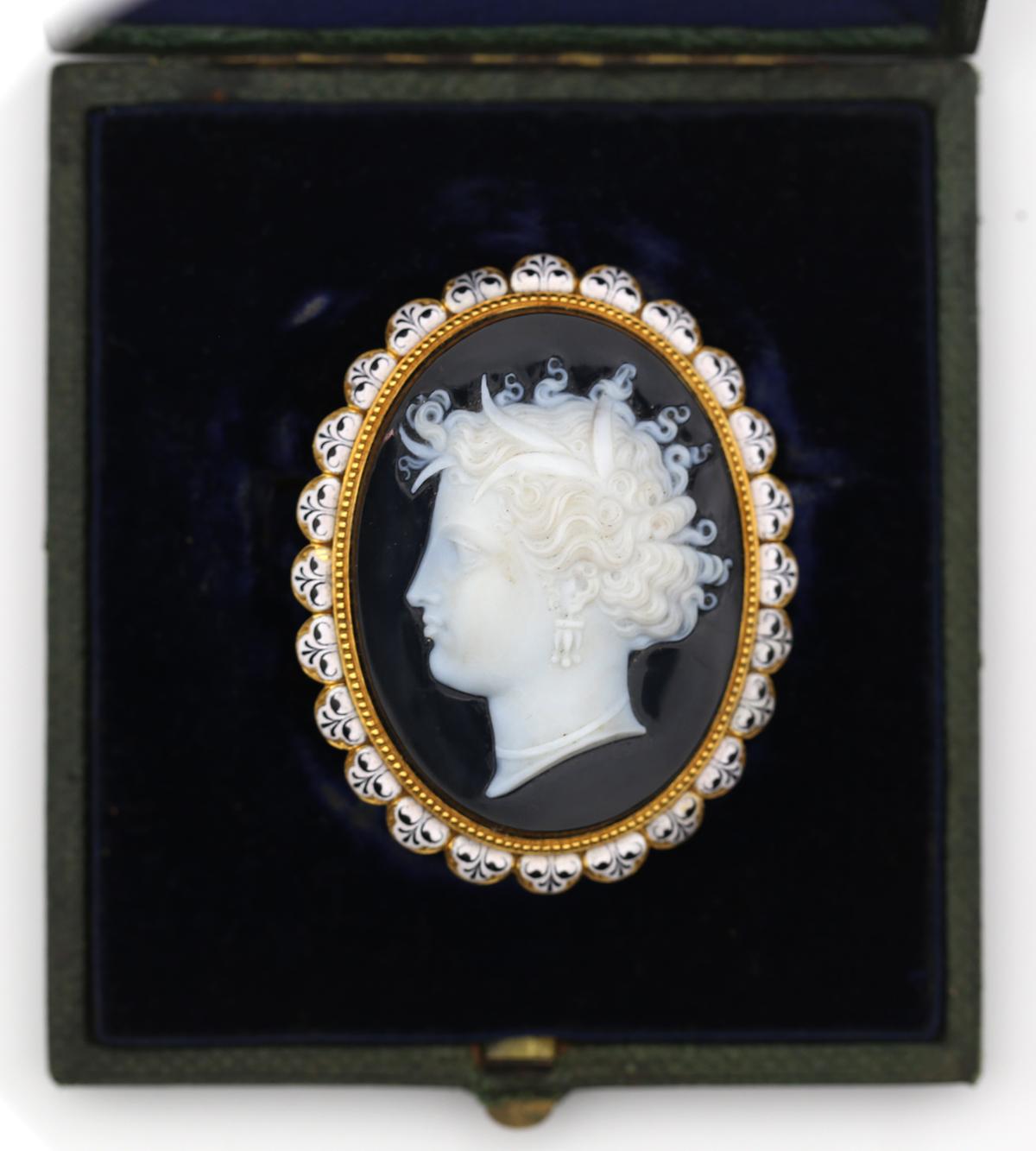 Cameo Brooch Yellow Gold Arethusa Original Box, 1910 For Sale 4