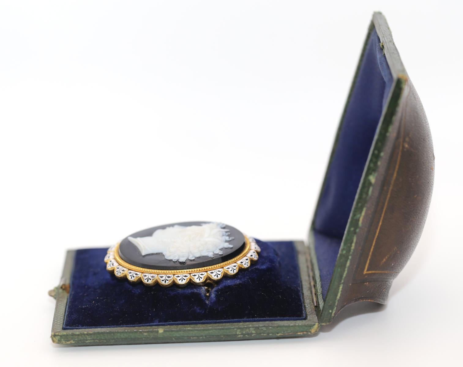Cameo Brooch Yellow Gold Arethusa Original Box, 1910 For Sale 5