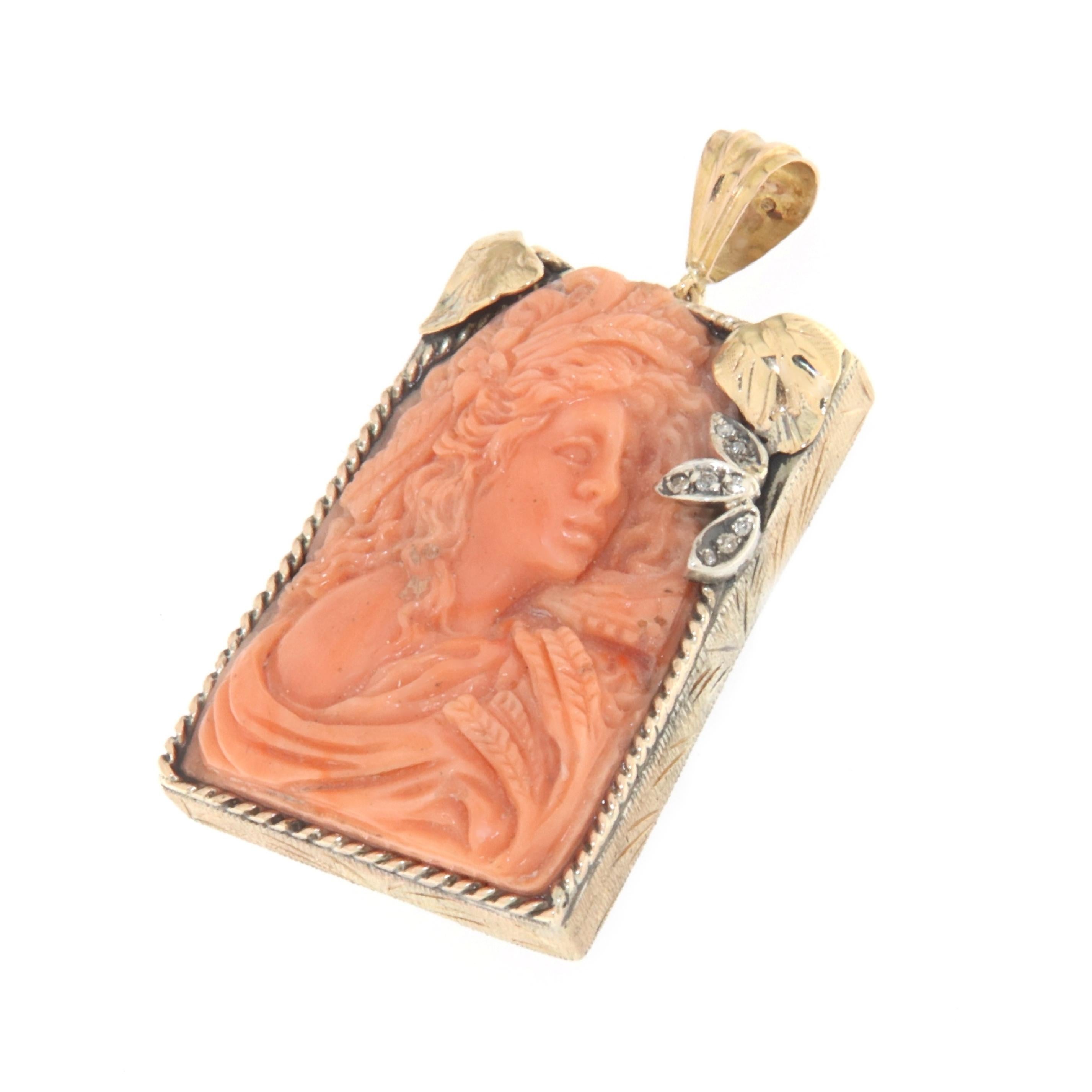 Fabriqué avec une passion pour la tradition et un sens aigu du détail, ce pendentif enchanteur témoigne de la beauté intemporelle de l'artisanat sculpté à la main. Le pendentif présente un étonnant camée en corail, délicatement sculpté pour révéler