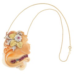 Collier pendentif camée en or jaune et blanc 18 carats avec diamants, rubis et corail