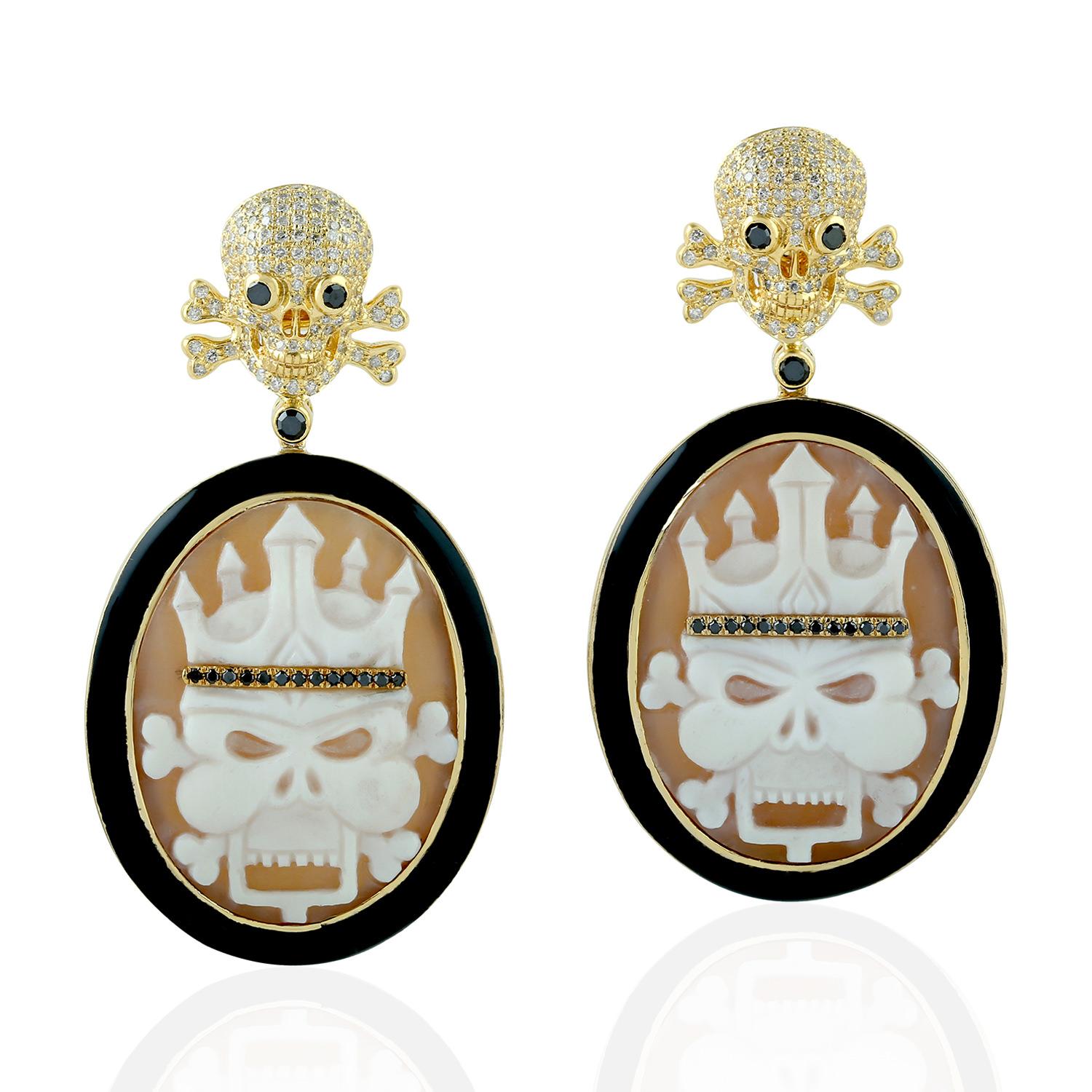 Taglio misto Orecchini a forma di teschio in oro 18 carati con diamante Cameo in vendita
