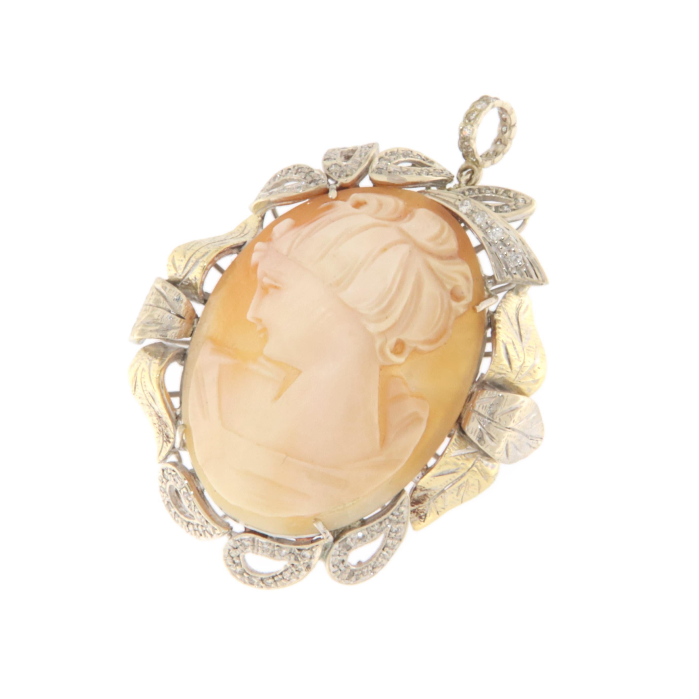 Cet élégant pendentif est un véritable chef-d'œuvre d'artisanat, réalisé en or blanc et jaune 18 carats, serti de diamants taille brillant qui ajoutent une touche d'éclat inégalée. Au centre du pendentif, un camée finement sculpté à la main se