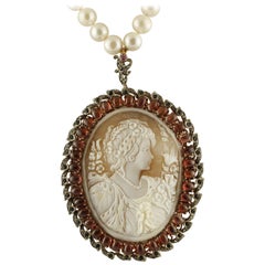 Collier camée, diamants, saphirs bleus, grenats, perles et or rose 9 carats