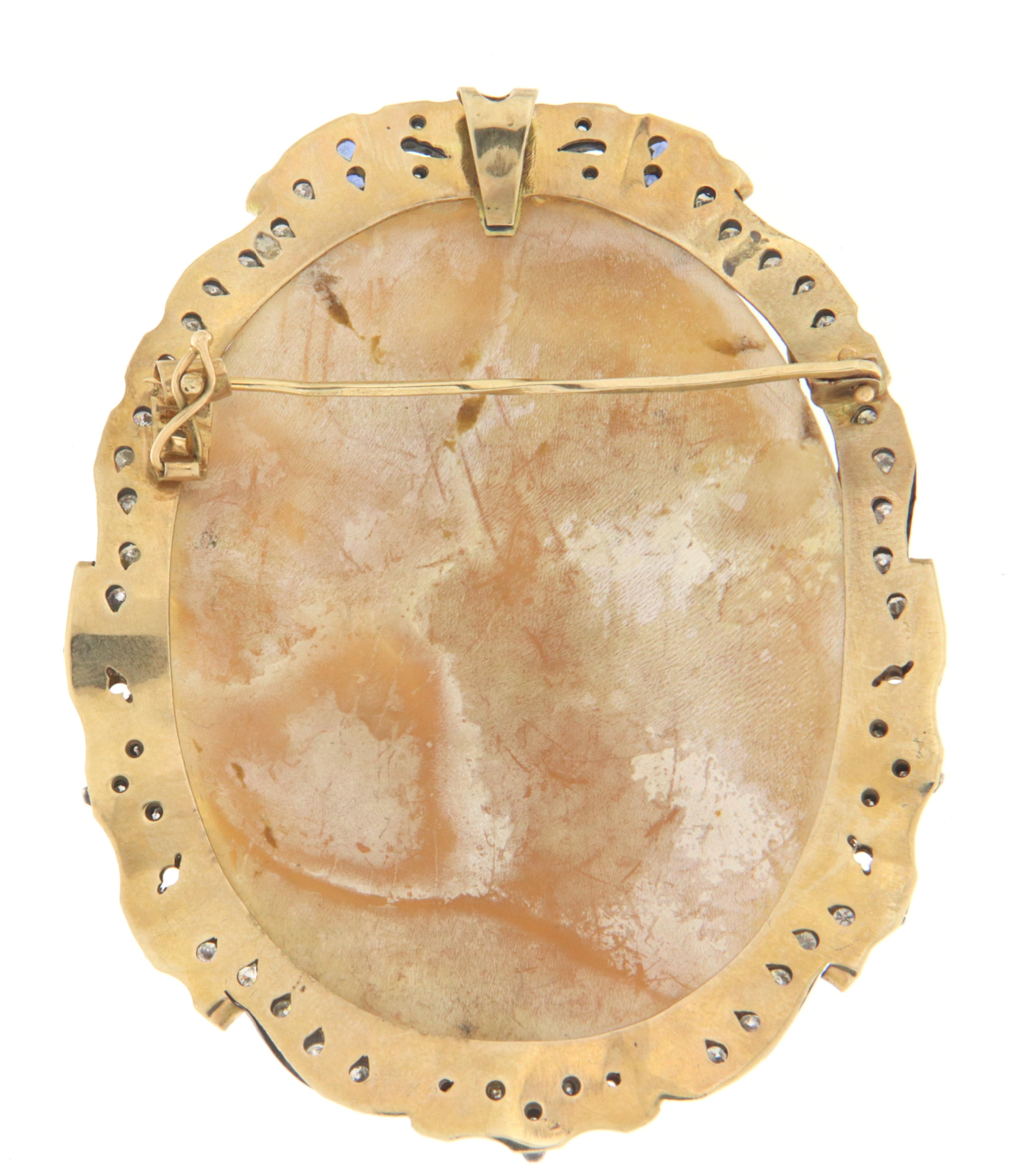 Artisan Broche camée en or jaune 9 carats avec diamants et saphirs en vente