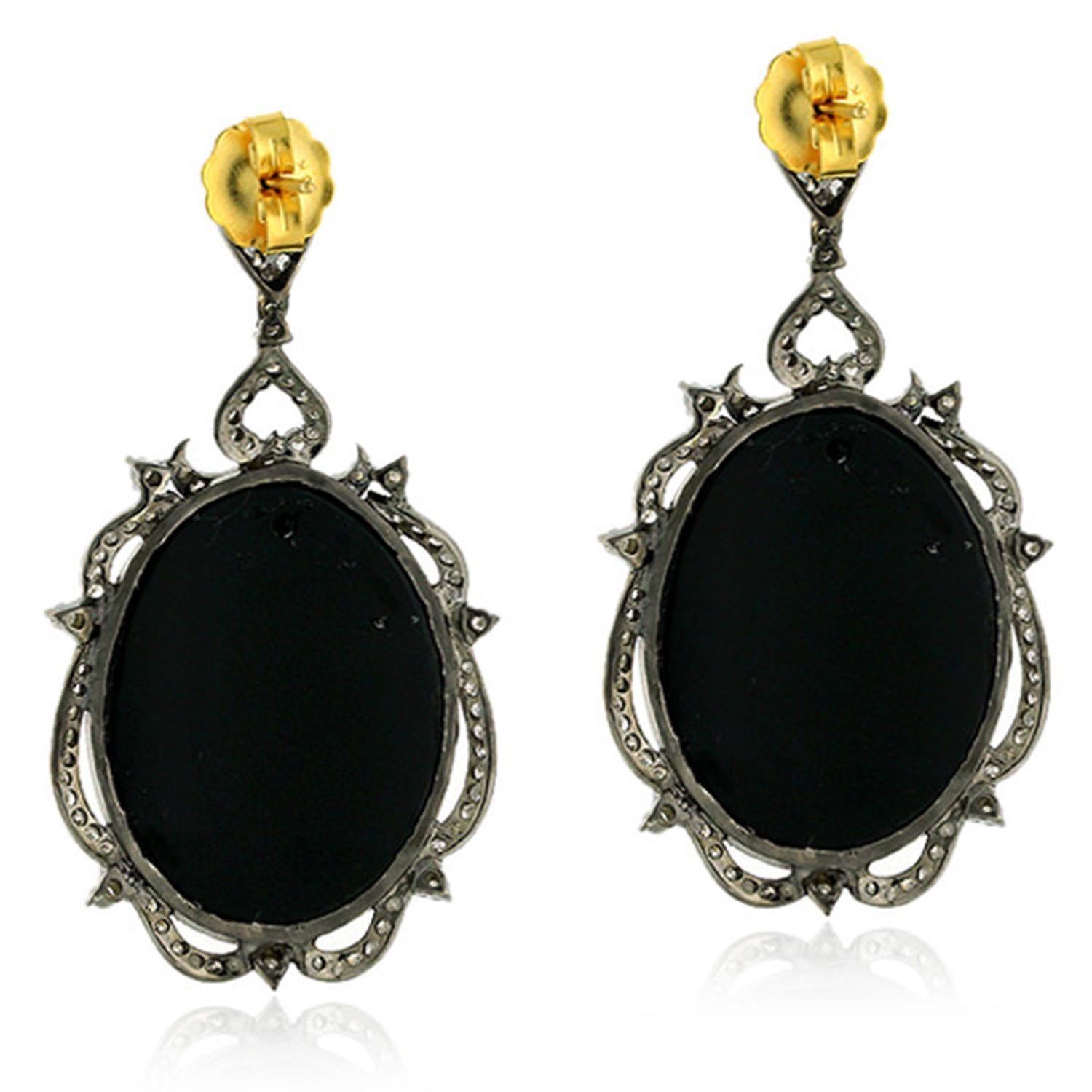 Stylish and evergreen, cameo earring with lovely designer pave motif with cameo face cut out of shell on onyx is just lovely.

18Kt: 1.31gms
Diamond: 3.02Ct
Silver: 8.98gms
CAMEOS: 47.9Ct