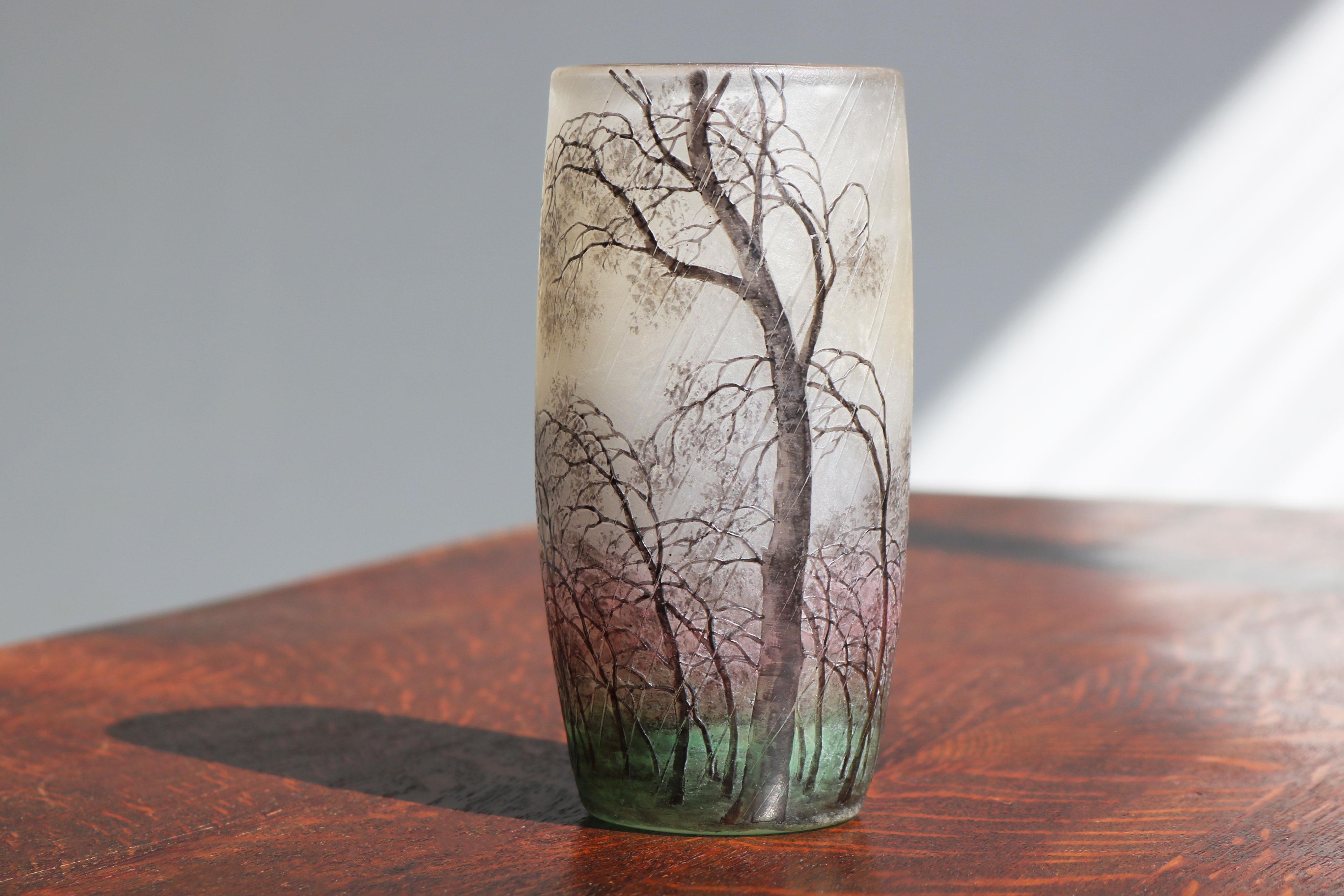 Francese Vaso in vetro inciso e smaltato a cammeo 'Paysage de Pluie' di Daum Freres Scena di pioggia in vendita