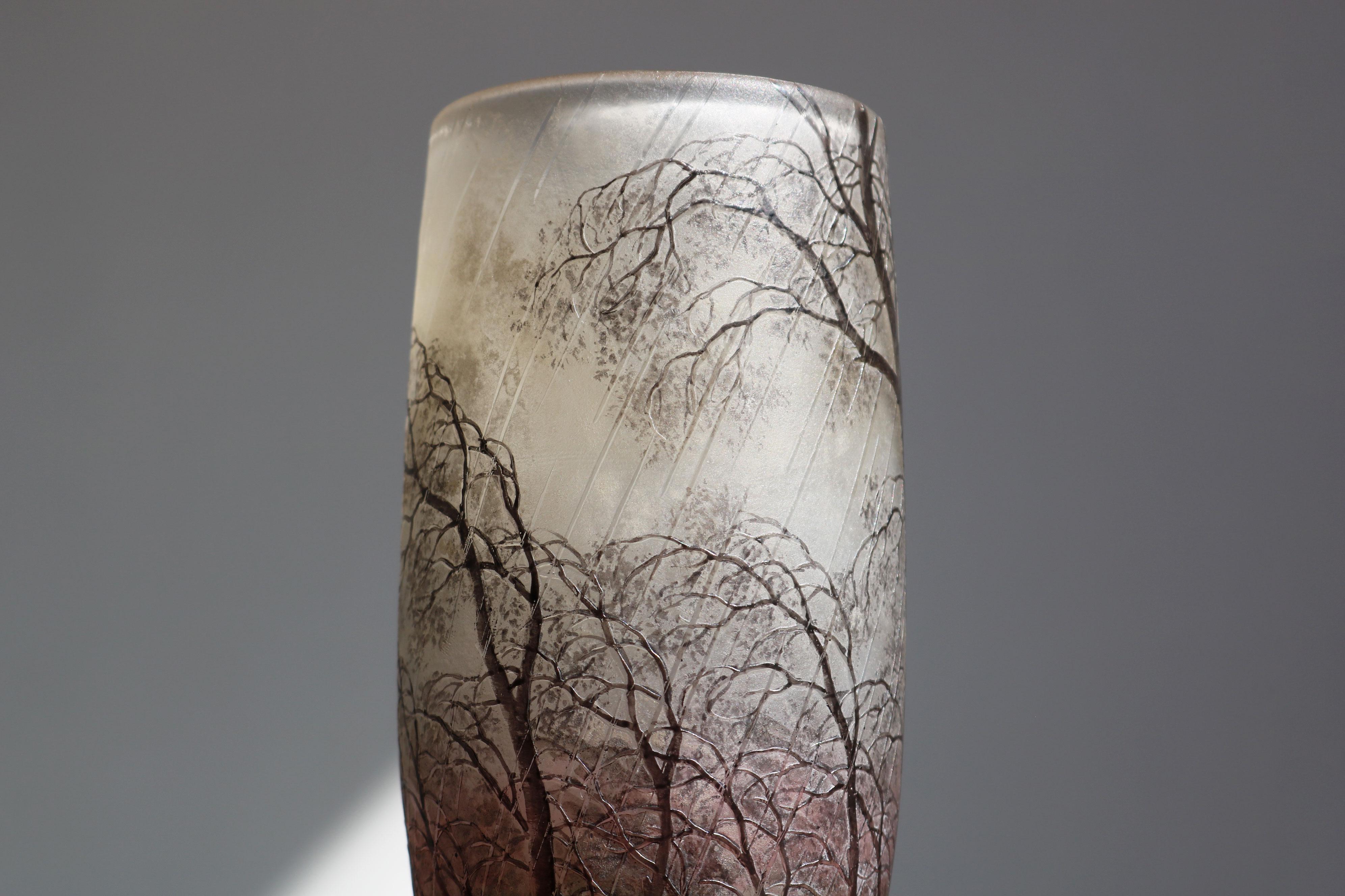 Vaso in vetro inciso e smaltato a cammeo 'Paysage de Pluie' di Daum Freres Scena di pioggia In condizioni buone in vendita a Ijzendijke, NL