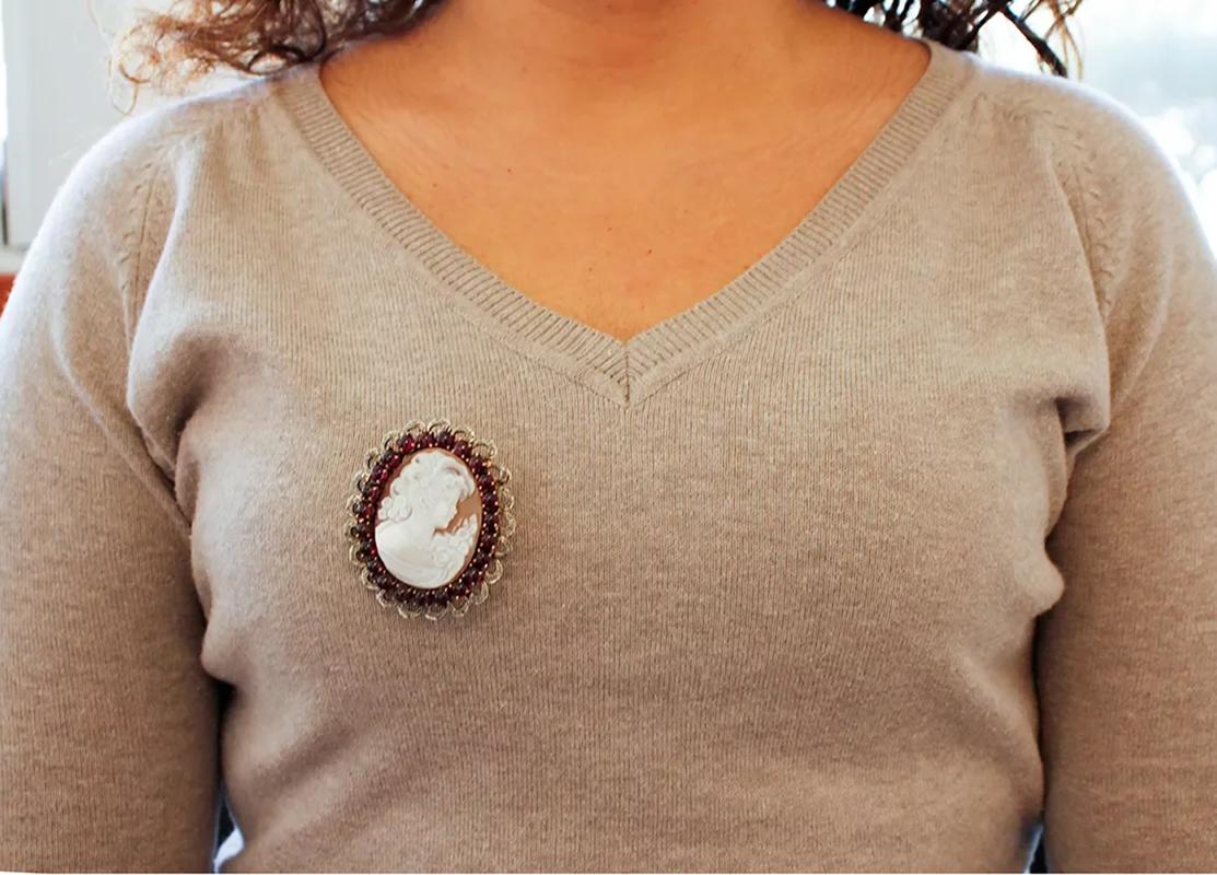 Cameo, Garnets, Diamonds, Rose Gold and Silver Vintage Brooch/Pendant In Good Condition For Sale In Marcianise, Marcianise (CE)