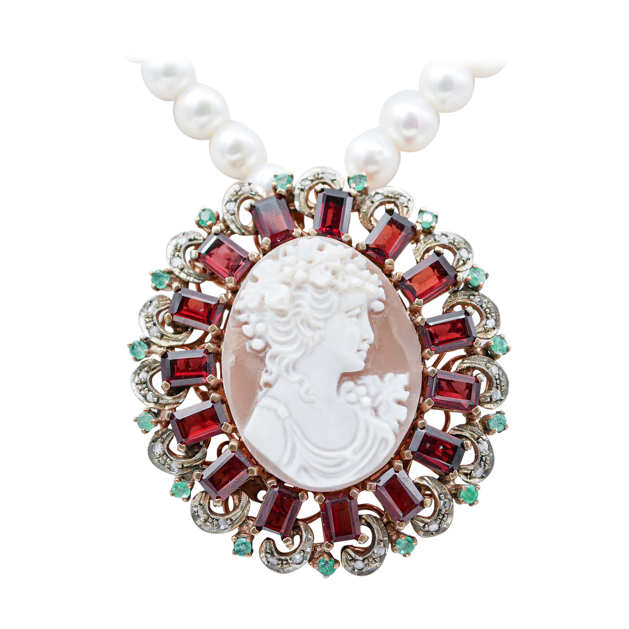 Camée, grenats, émeraudes, diamants, perles  Collier à pendentifs en or et argent