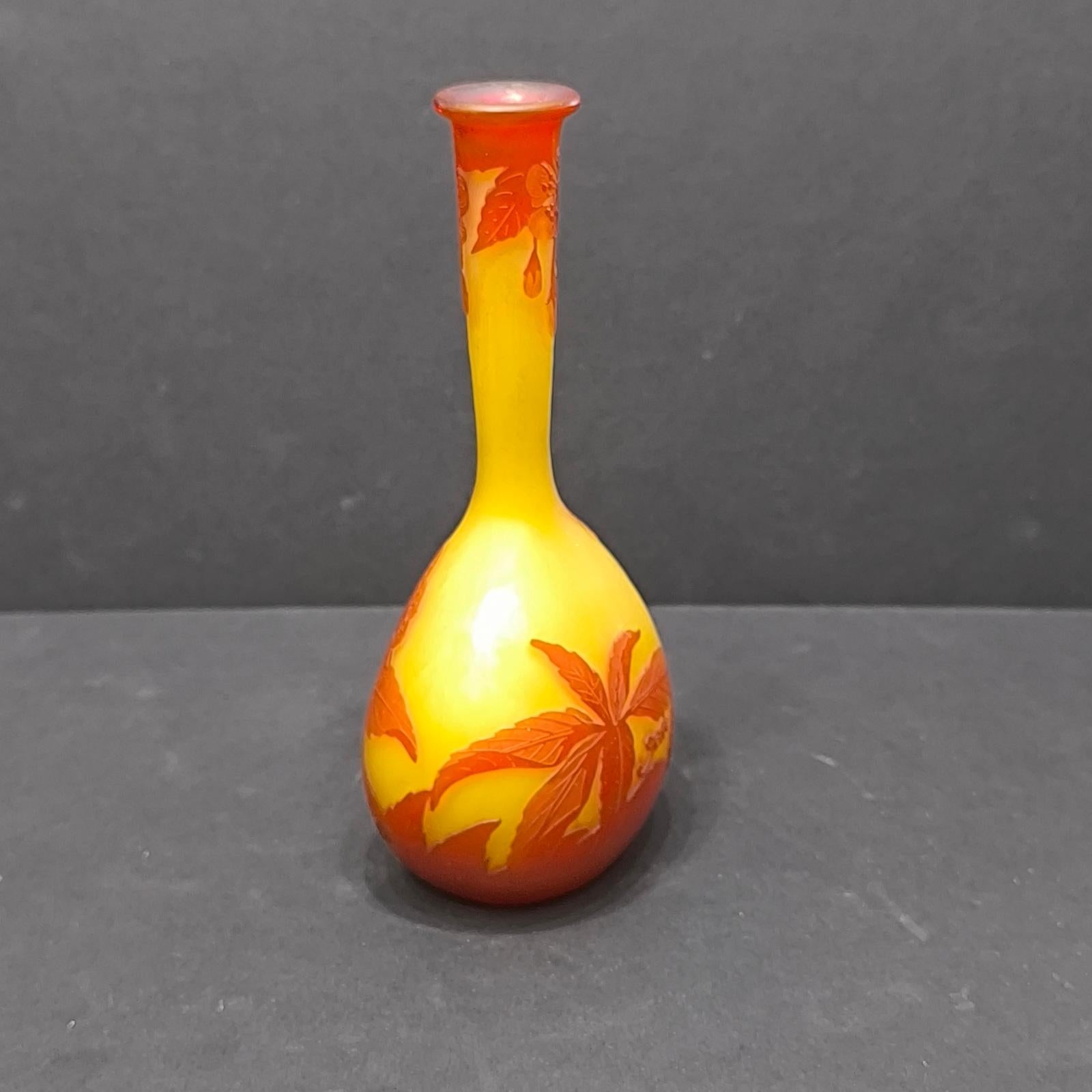 Banjo-Vase aus Kamee-Glas von Emile Galle Décor Begonias, Frankreich, um 1900 im Angebot 4