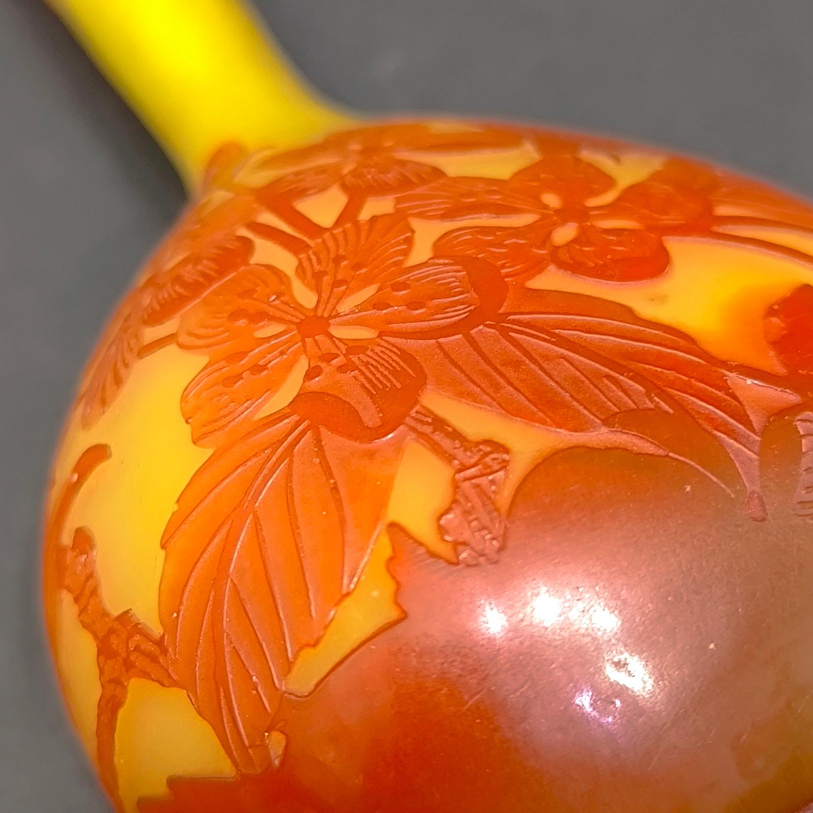Vaso Banjo in vetro cammeo, di Emile Galle Décor Begonias, Francia, circa 1900 in vendita 5
