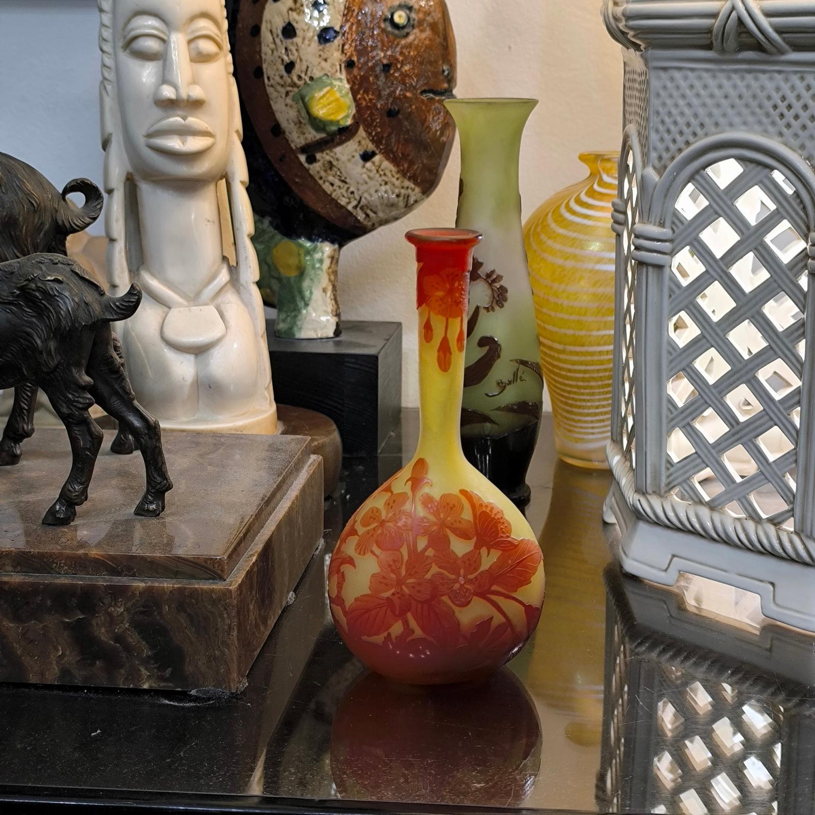Un eccellente vaso francese in stile Art Nouveau in un classico  a forma di banjo, con un paesaggio fiorito di colore rosso intenso inciso e tagliato all'acido su uno sfondo giallo, con colori e dettagli di pregio. Rara decorazione di Begonie.
Vaso