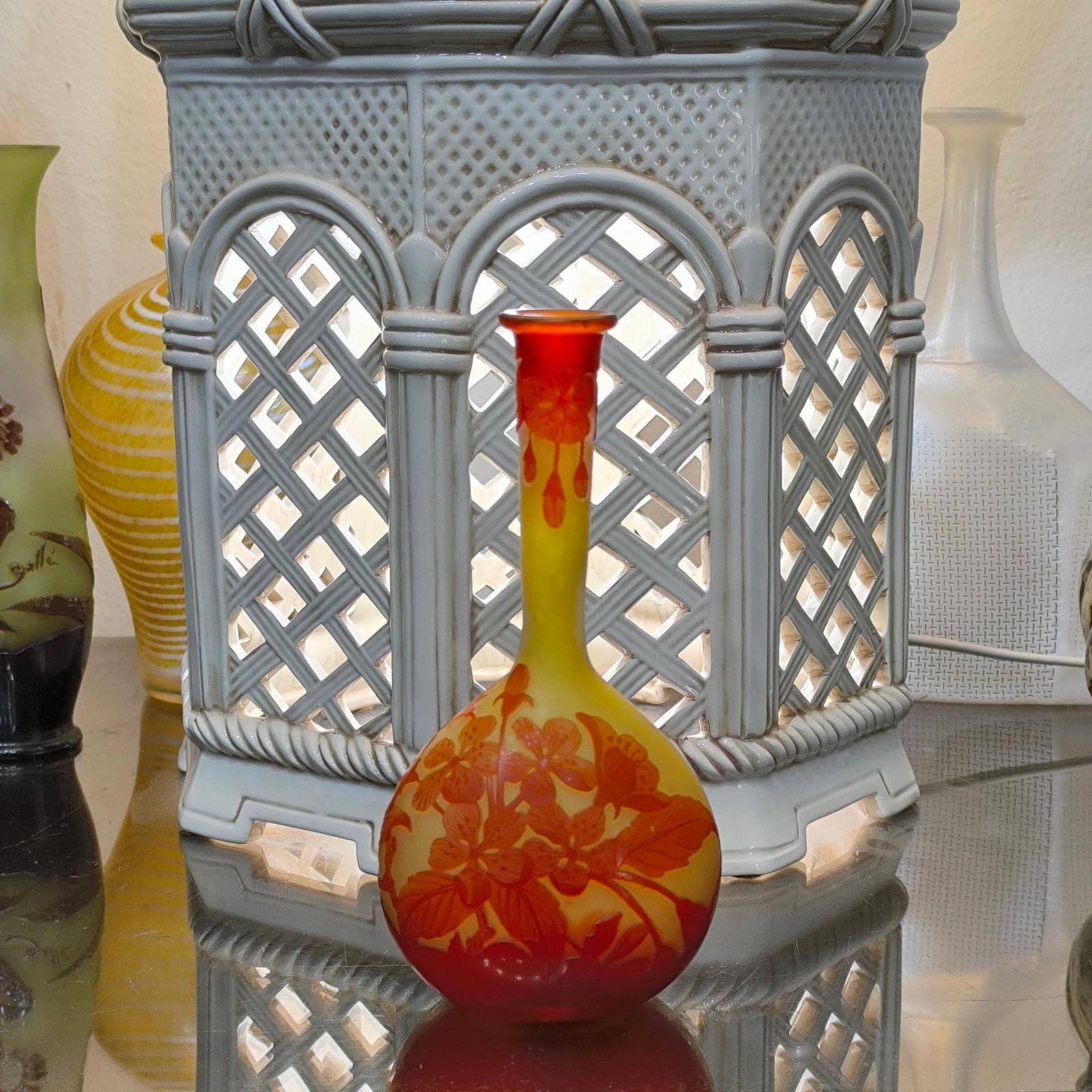 Art Nouveau Vaso Banjo in vetro cammeo, di Emile Galle Décor Begonias, Francia, circa 1900 in vendita