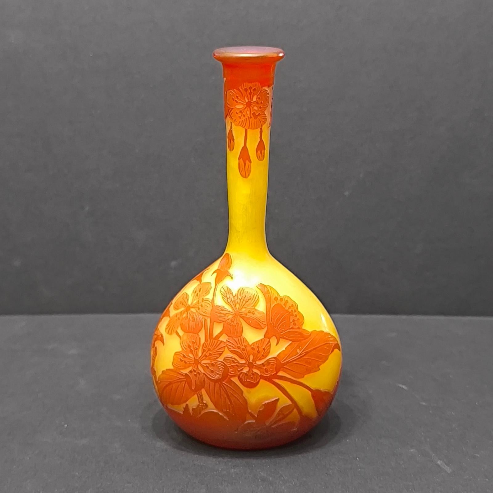Realizzato con acquaforte Vaso Banjo in vetro cammeo, di Emile Galle Décor Begonias, Francia, circa 1900 in vendita