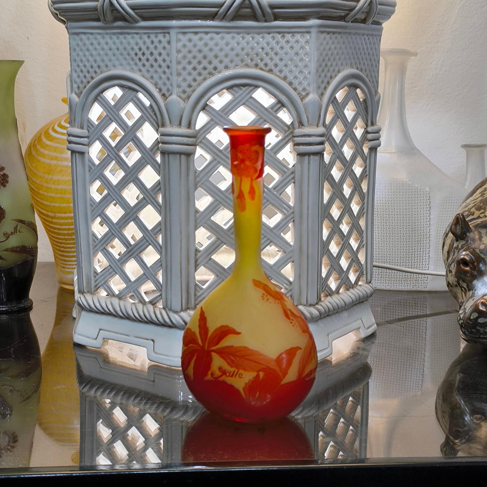 Banjo-Vase aus Kamee-Glas von Emile Galle Décor Begonias, Frankreich, um 1900 (Radiert) im Angebot