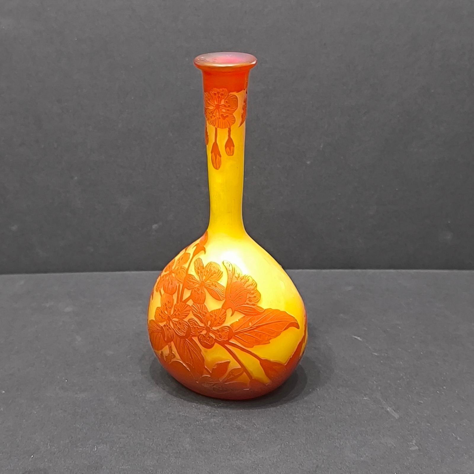 Banjo-Vase aus Kamee-Glas von Emile Galle Décor Begonias, Frankreich, um 1900 im Angebot 1