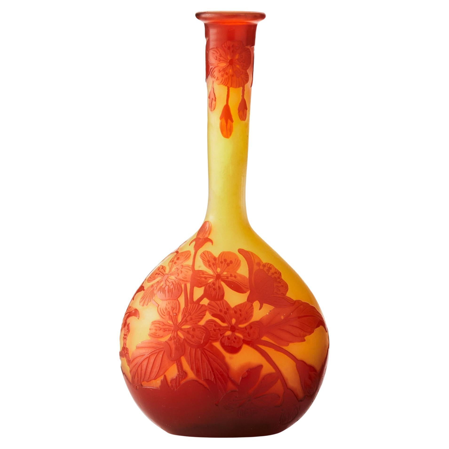 Vaso Banjo in vetro cammeo, di Emile Galle Décor Begonias, Francia, circa 1900