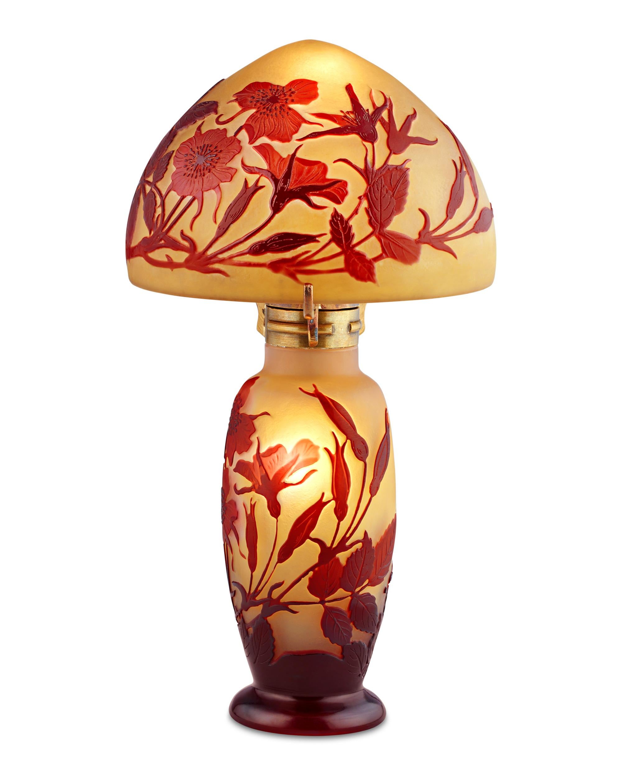 Émile Gallé est l'un des noms les plus réputés de la verrerie française, et ses lampes camées comptent parmi ses créations les plus convoitées. Délicatement gravé d'un motif de fleurs et de feuilles, cet exemplaire témoigne de la précision