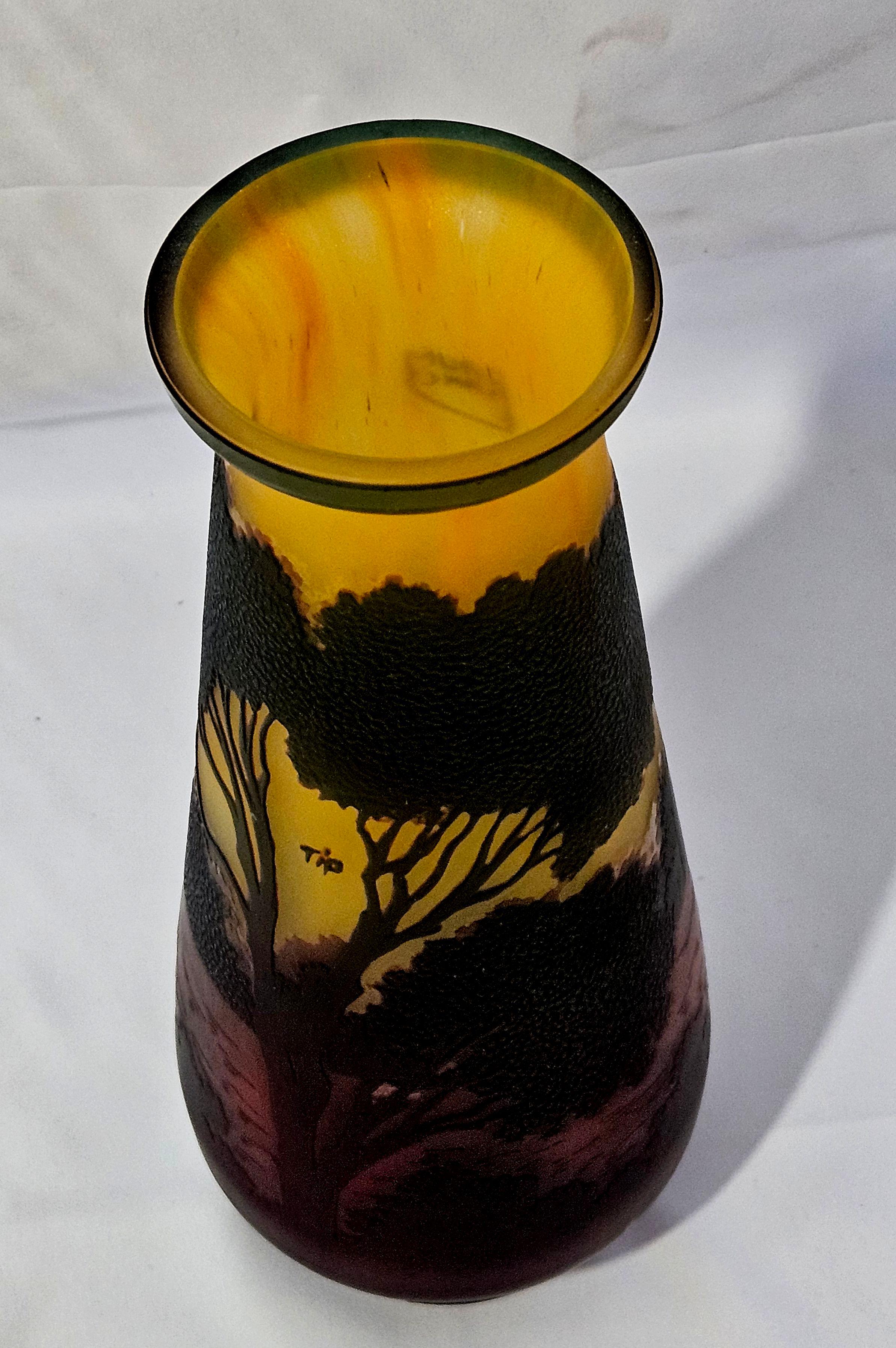 Vaso da paesaggio in vetro cammeo con firma spuria 