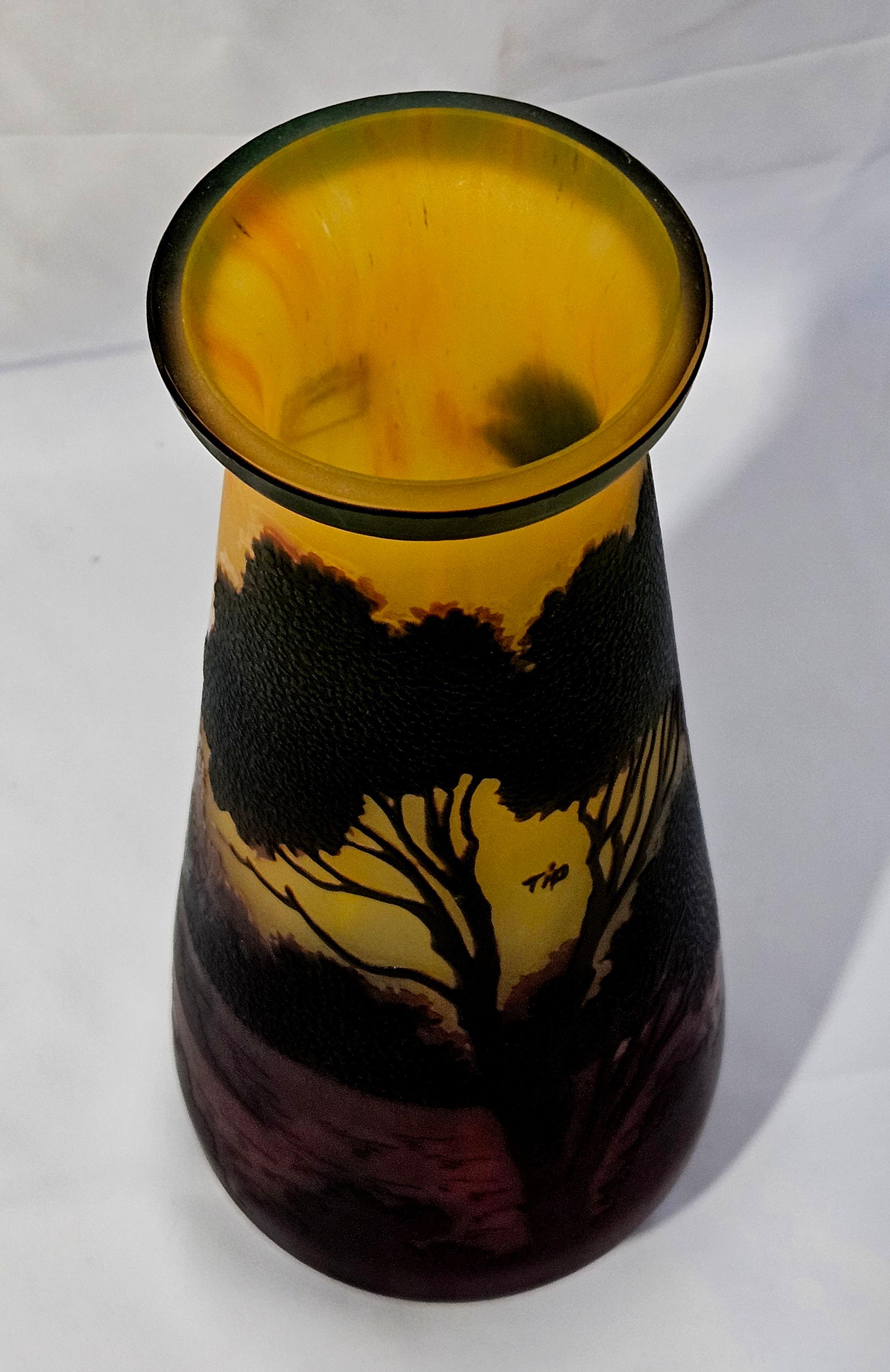 Vaso da paesaggio in vetro cammeo con firma spuria 