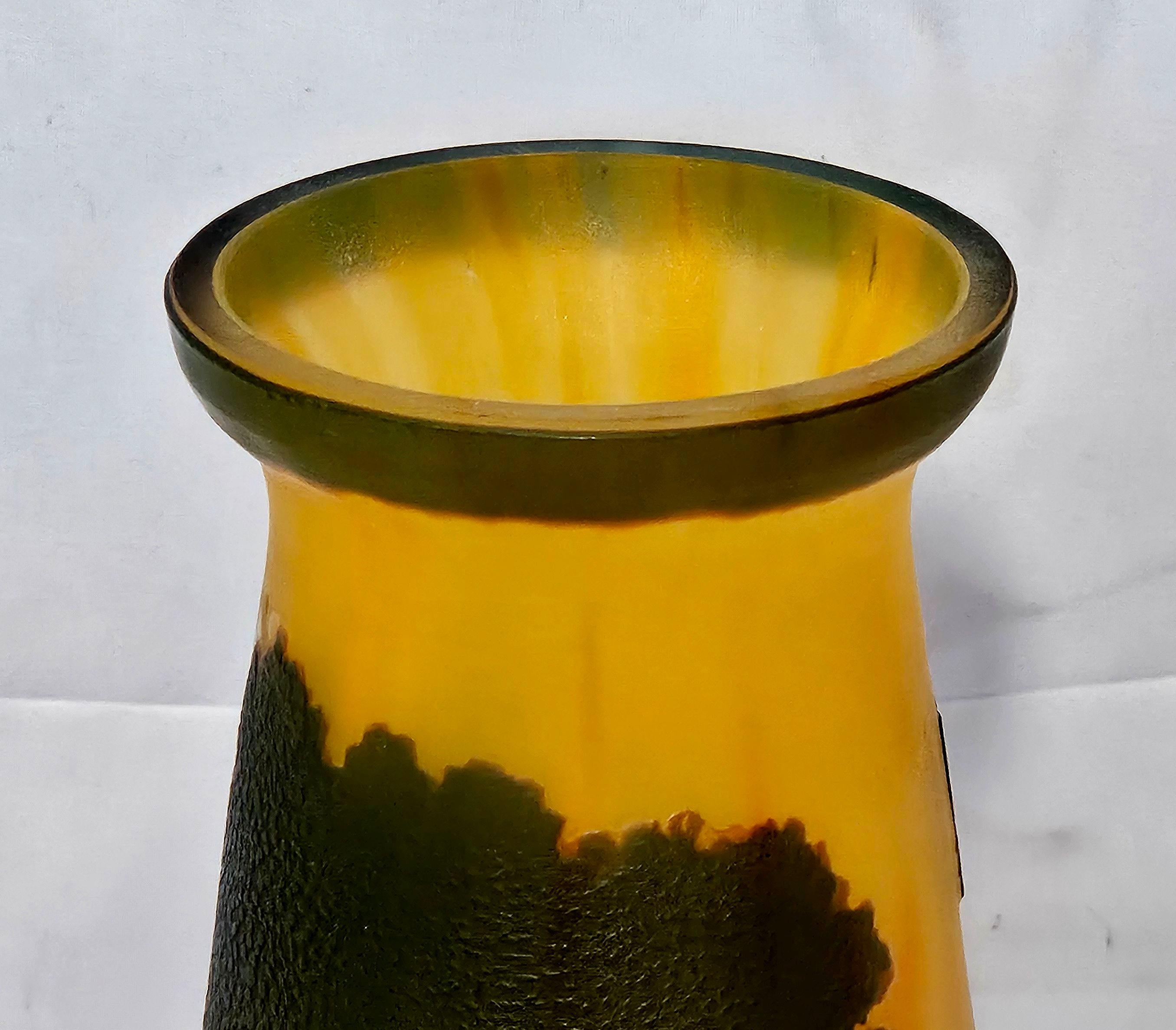 Vaso da paesaggio in vetro cammeo con firma spuria 