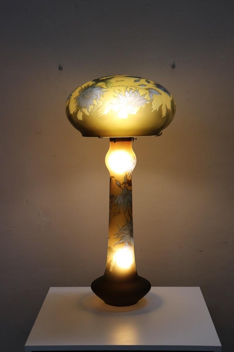 We offer you this spectacular artistic glass lamp, notable for its great charm and aesthetic impact. Crafted from thick glass with characteristic cameo decoration, it creates a striking bas-relief effect. The lamp features a yellow background
