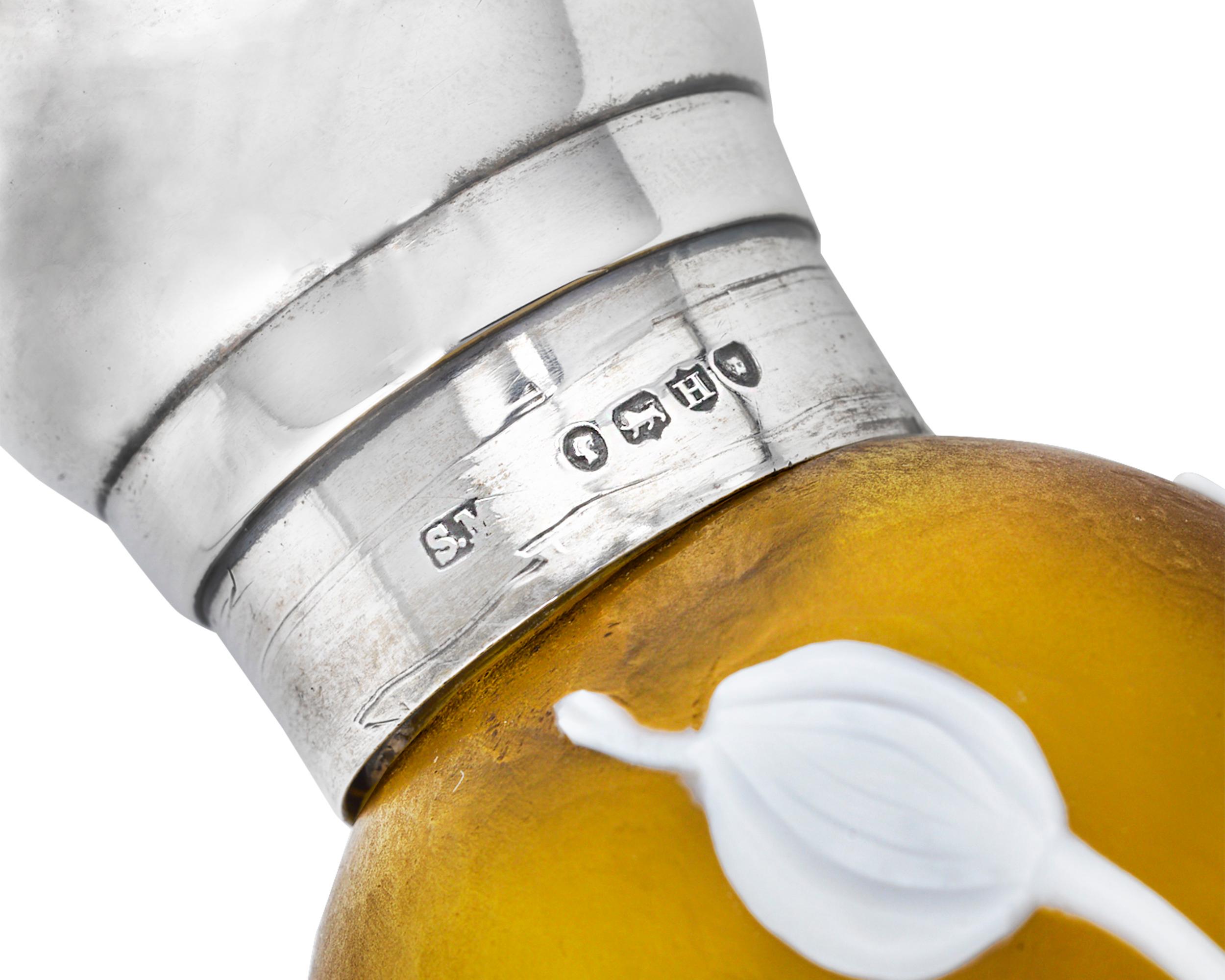 Parfümflasche aus Kamee-Glas von Thomas Webb & Sons (Englisch) im Angebot