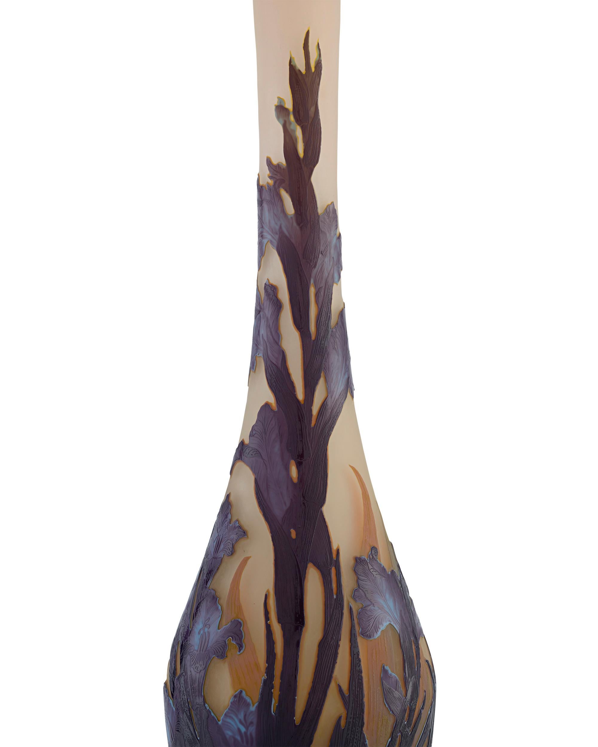 Diese Kamee-Glasvase ist ein Werk des famosen Jugendstilmeisters Émile Gallé, einem der angesehensten Namen der französischen Glasmacherkunst. Die Liebe des Künstlers zur Natur zeigt sich in der detailgetreuen Wiedergabe der blühenden Schwertlilien,