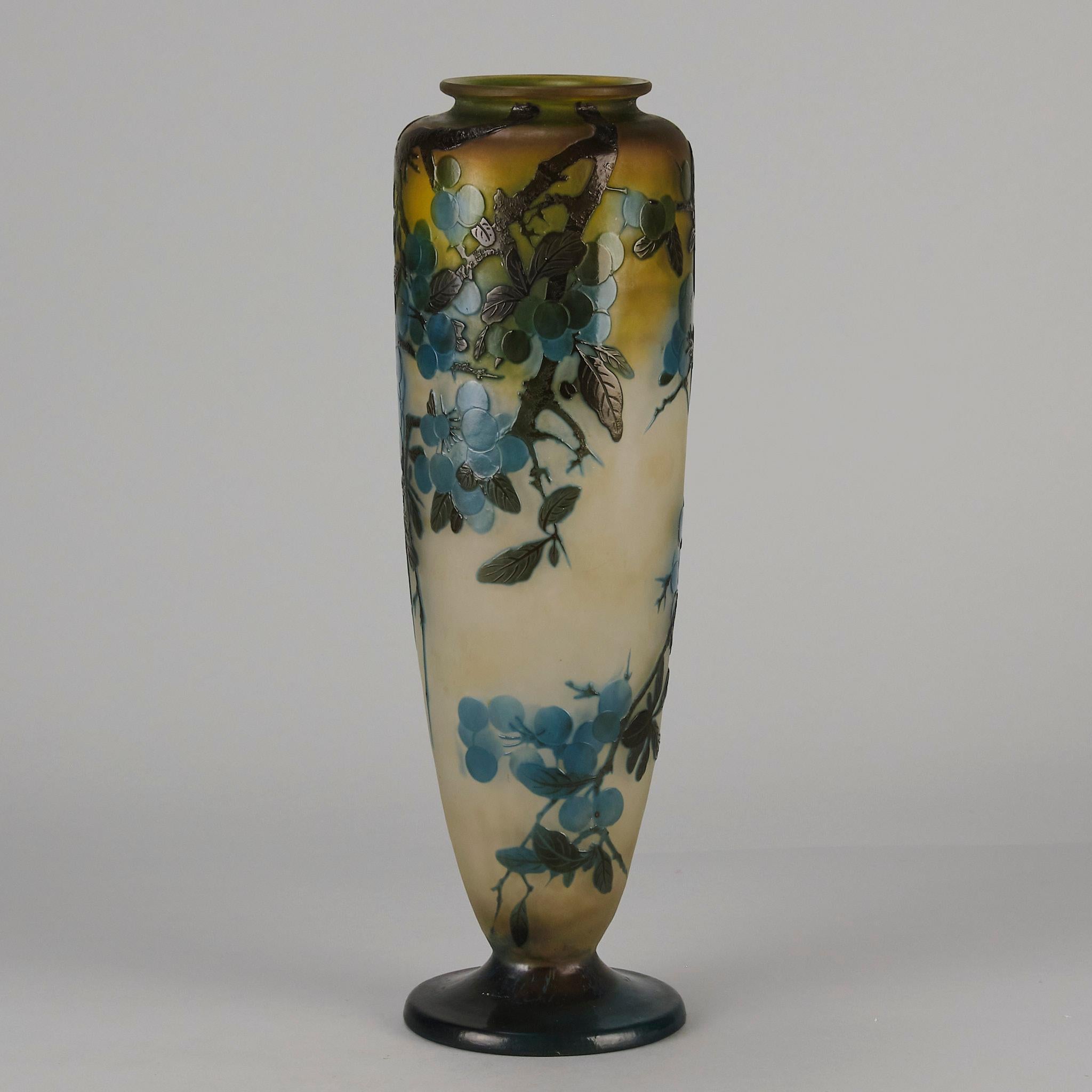 Art nouveau Vase en verre camée intitulé 