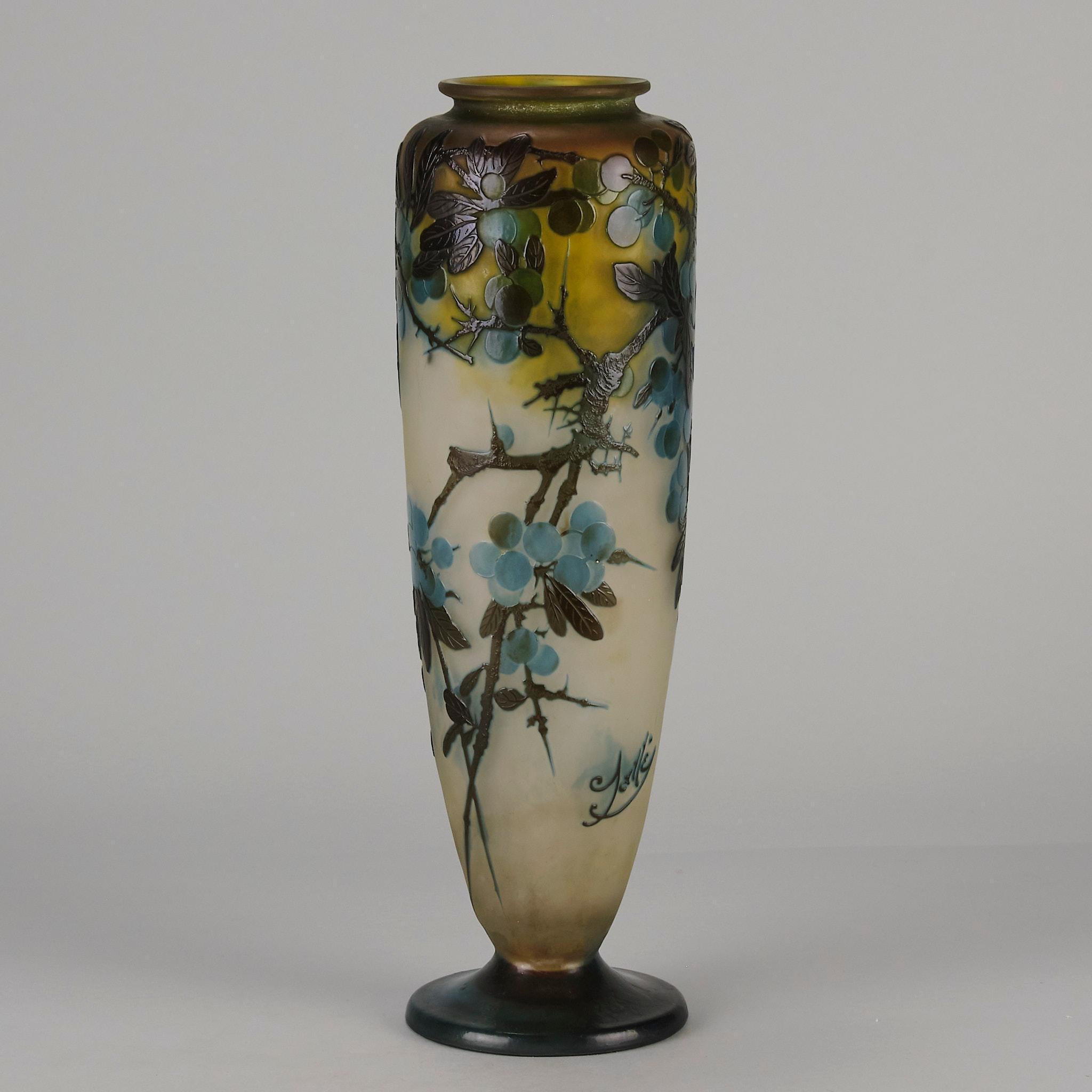 20ième siècle Vase en verre camée intitulé 